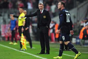 MUNICH, GERMANY - APRIL 09:  David Moyes, manager of Manchester United gives instructions to Wayne Rooney during the UEFA Champions League Quarter Final second leg match between FC Bayern Muenchen and Manchester United at Allianz Arena on April 9, 2014 in