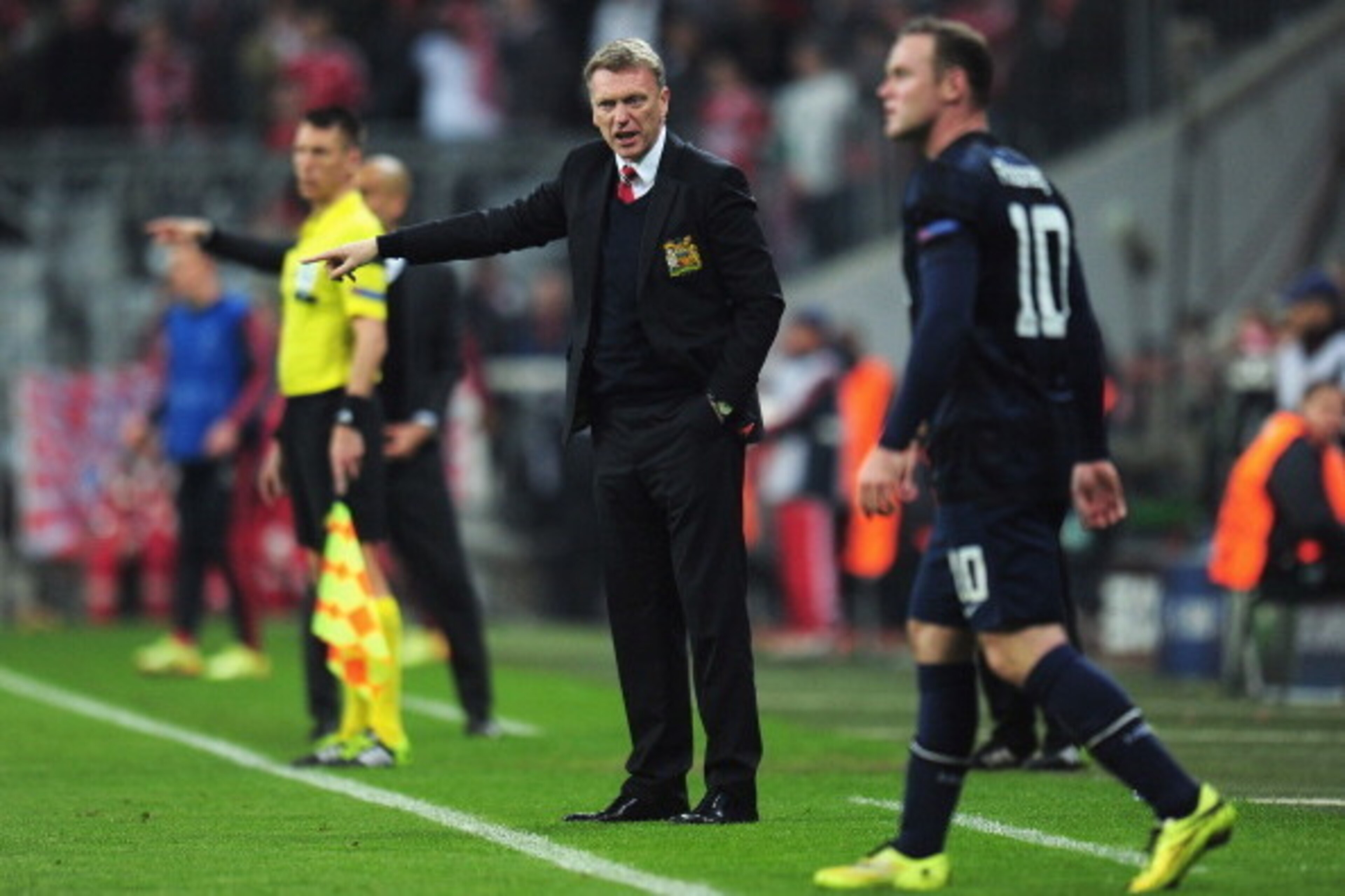 MUNICH, GERMANY - APRIL 09: David Moyes, manager of Manchester United gives instructions to Wayne Rooney during the UEFA Champions League Quarter Final second leg match between FC Bayern Muenchen and Manchester United at Allianz Arena on April 9, 2014 in MUNICH, GERMANY - APRIL 09: David Moyes, manager of Manchester United gives instructions to Wayne Rooney during the UEFA Champions League Quarter Final second leg match between FC Bayern Muenchen and Manchester United at Allianz Arena on April 9, 2014 in