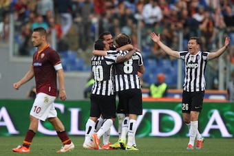 ROME, ITALY - MAY 11:  Juventus players celebrate their victory after the Serie A match between AS Roma and Juventus at Stadio Olimpico on May 11, 2014 in Rome, Italy.  (Photo by Paolo Bruno/Getty Images)