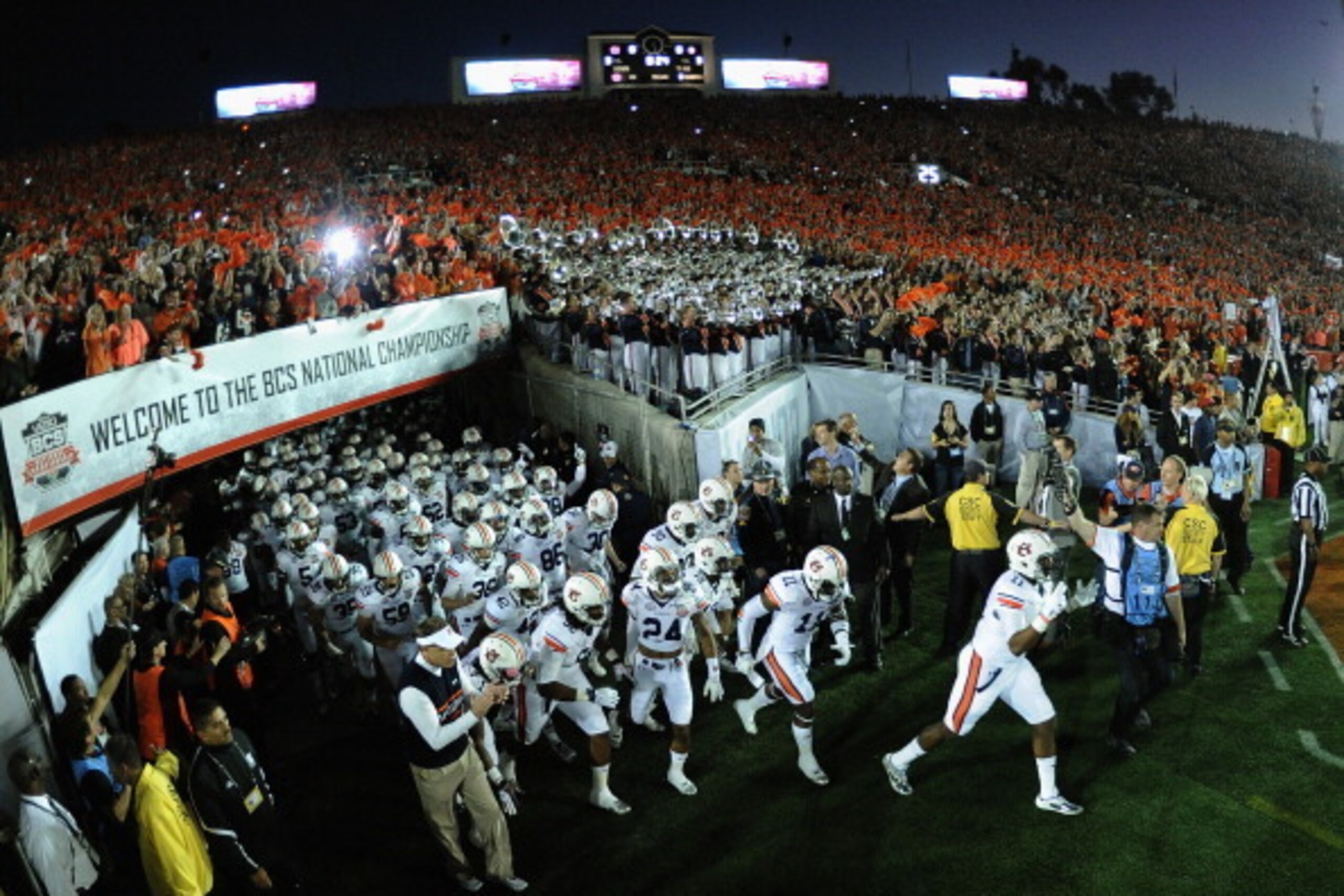 PASADENA, CA - JANUARY 06:  The Auburn Tigers take the field prior to the 2014 Vizio BCS National Championship Game against the Florida State Seminoles at the Rose Bowl on January 6, 2014 in Pasadena, California.  (Photo by Harry How/Getty Images)