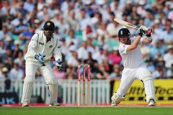 LONDON, ENGLAND - AUGUST 19:  Ian Bell of England hits out watched by wicketkeeper Mahendra Singh Dhoni of India during day two of the 4th npower Test Match between England and India at The Kia Oval on August 19, 2011 in London, England.  (Photo by Shaun 