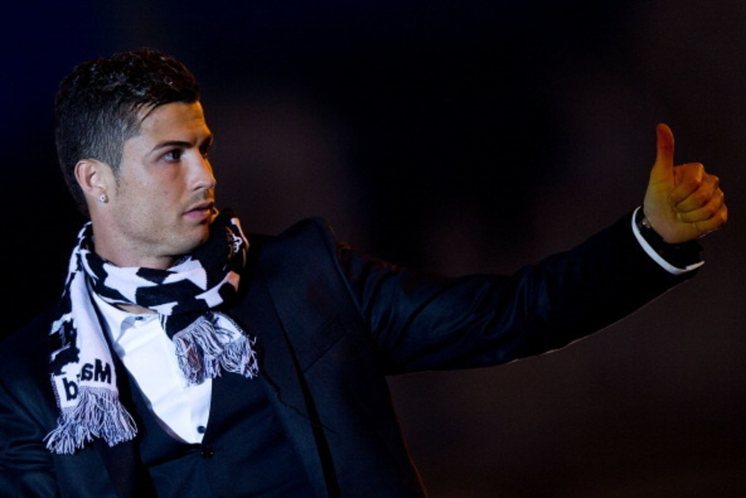 MADRID, SPAIN - MAY 25:  Cristiano Ronaldo of Real Madrid CF greets the audience after the celebration of their victory on the UEFA Champions League Final match against Club Atletico de Madridon the bus that has brought them to Cibeles square on the early