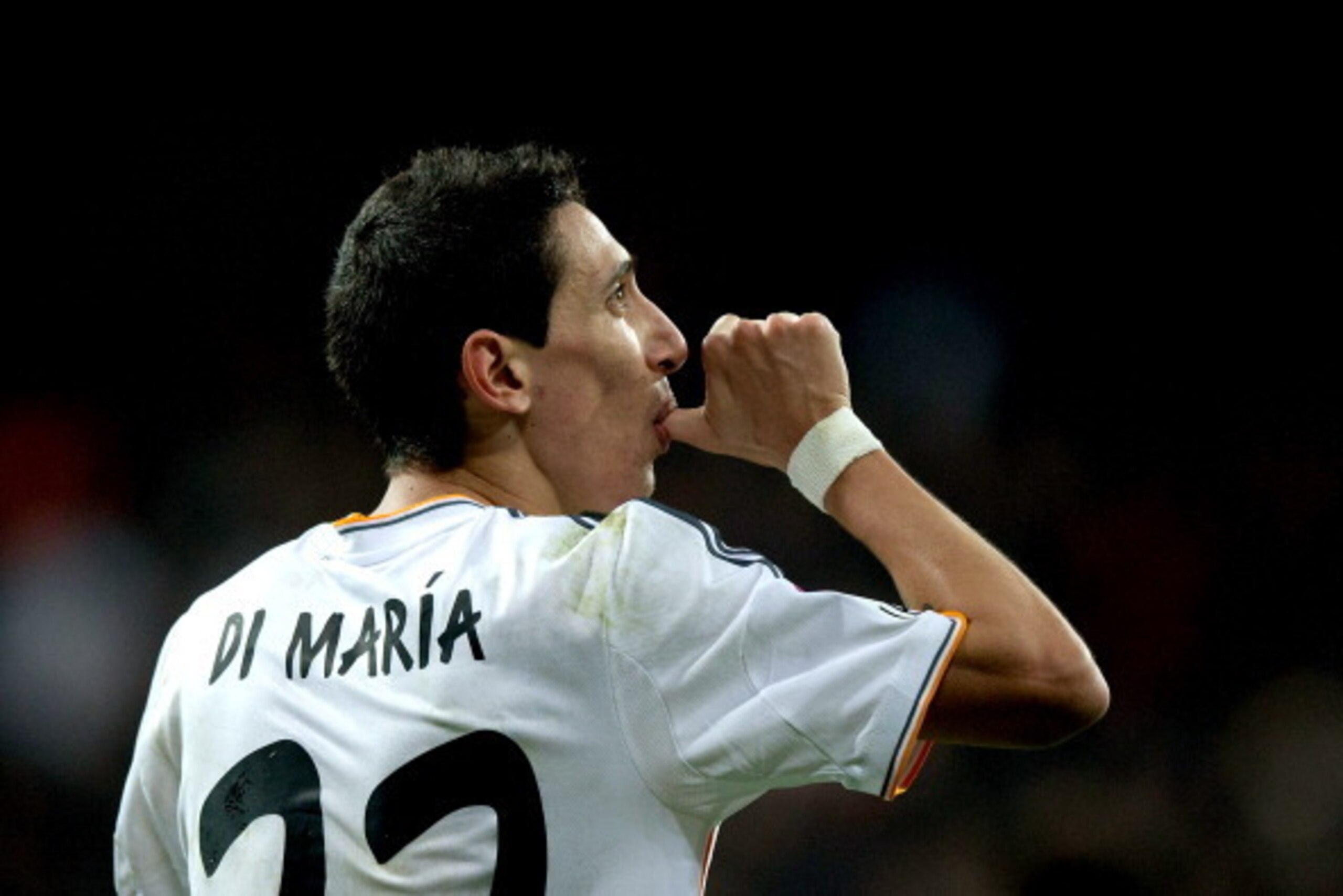 MADRID, SPAIN - FEBRUARY 05:  Angel Di Maria of Real Madrid CF celebrates scoring their third goal during the Copa del Rey semifinal first leg match between Real Madrid CF and Club Atletico Madrid at Estadio Santiago Bernabeu on February 5, 2014 in Madrid