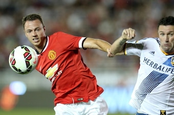 PASADENA, CA - JULY 23:  Jonny Evans #6 of Manchester United fights for the ball with Robbie Keane #7 of the Los Angeles Galaxy at the Rose Bowl on July 23, 2014 in Pasadena, California.  (Photo by Stephen Dunn/Getty Images)