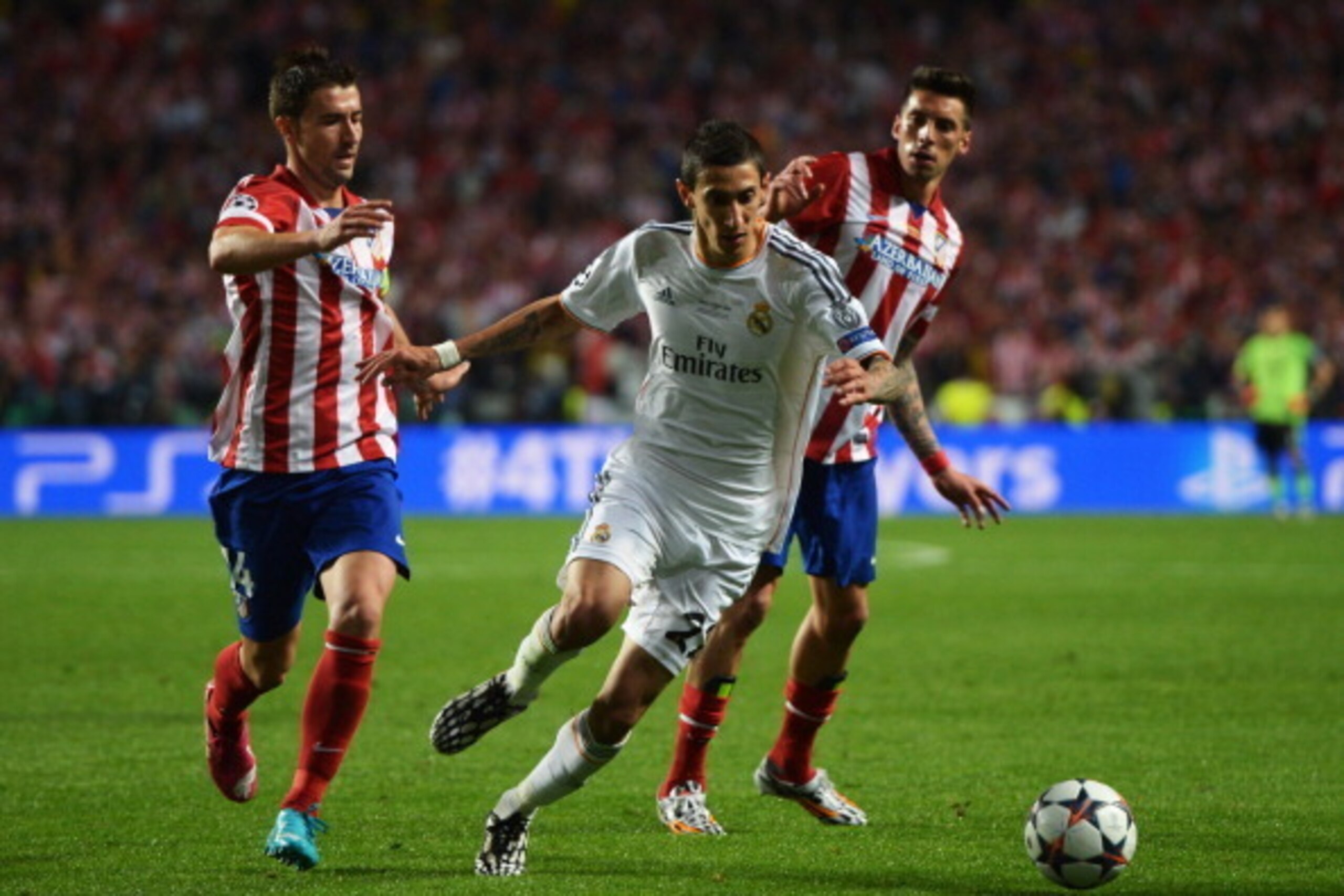 LISBON, PORTUGAL - MAY 24:  Angel Di Maria of Real Madrid takes on Gabi (L) and Jose Sosa of Club Atletico de Madrid (R) during the UEFA Champions League Final between Real Madrid and Atletico de Madrid at Estadio da Luz on May 24, 2014 in Lisbon, Portuga