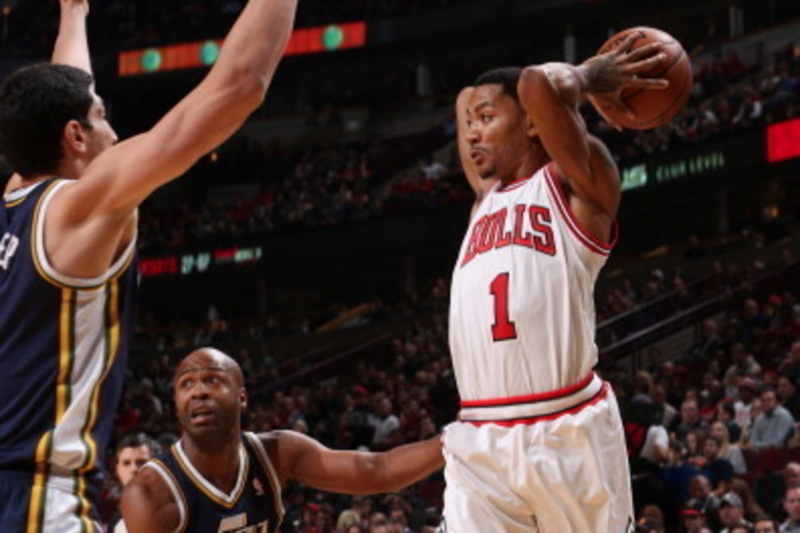 CHICAGO, IL - NOVEMBER 08: Derrick Rose #1 of the Chicago Bulls passes the ball against Jamaal Tinsley #6 of the Utah Jazz on November 8, 2013 at the United Center in Chicago, Illinois. NOTE TO USER: User expressly acknowledges and agrees that, by downloa