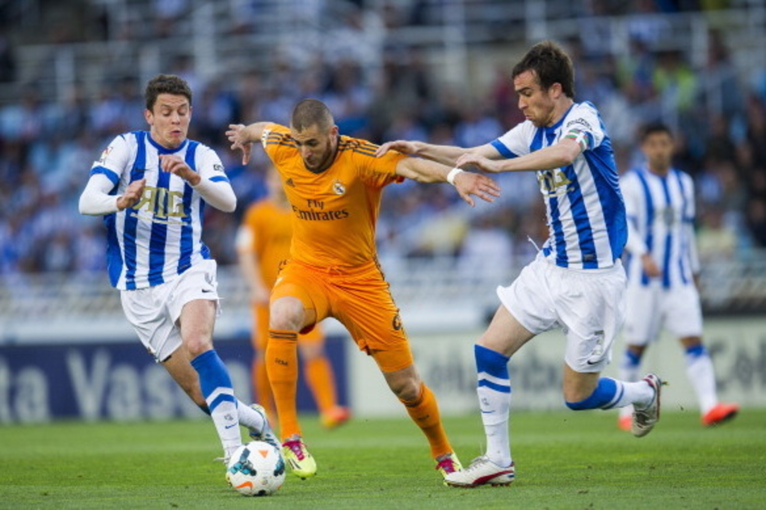 SAN SEBASTIAN, SPAIN - APRIL 05:  Karim Benzema  of Real Madrid CF duels for the ball with Mikel Gonzales of Real Sociedad during the La Liga match between Real Sociedad and Real Madrid CF at Estadio Anoeta on April 5, 2014 in San Sebastian, Spain.  (Phot