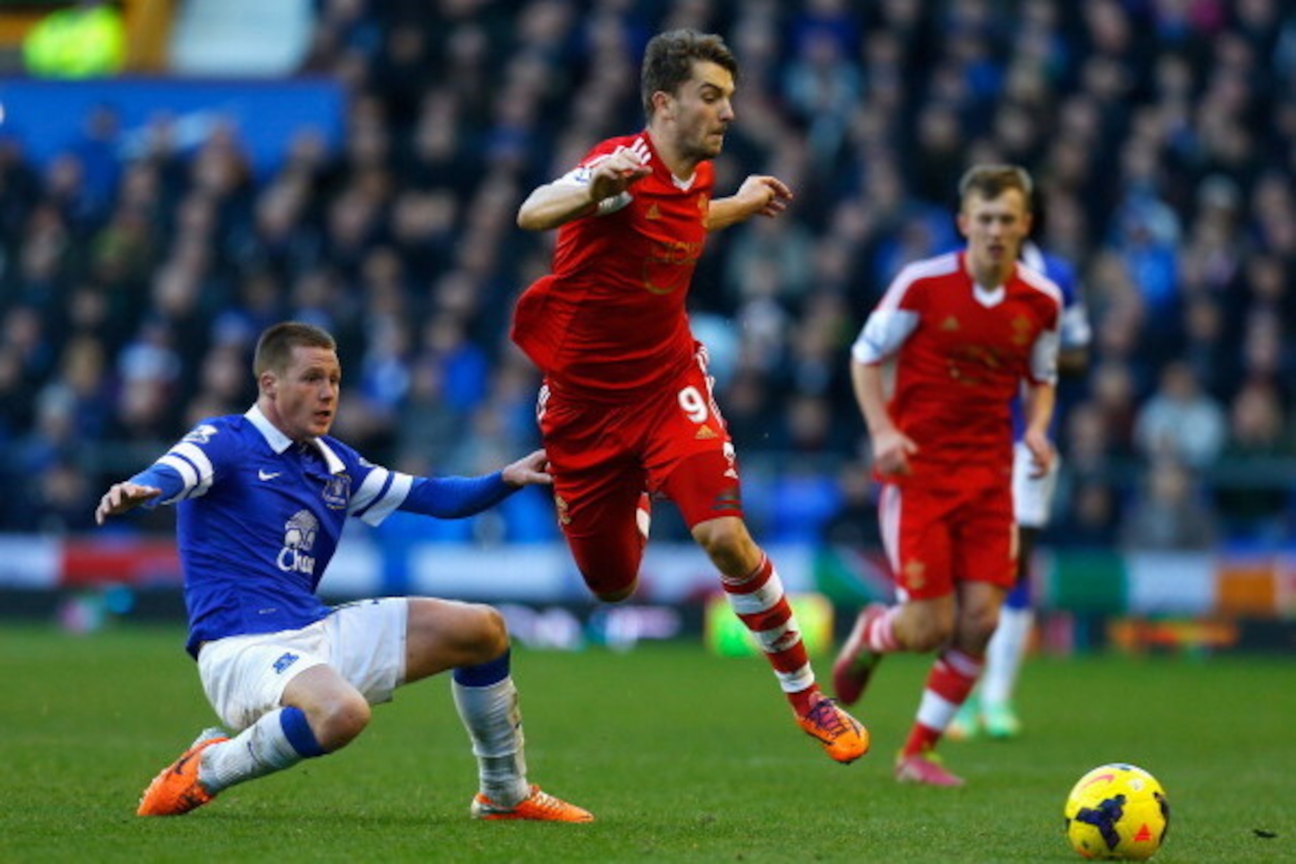 LIVERPOOL, ENGLAND - DECEMBER 29:  James McCarthy of Everton challenges Jay Rodriguez of Southampton during the Barclays Premier League match between Everton and Southampton at Goodison Park on December 29, 2013 in Liverpool, England.  (Photo by Paul Thom