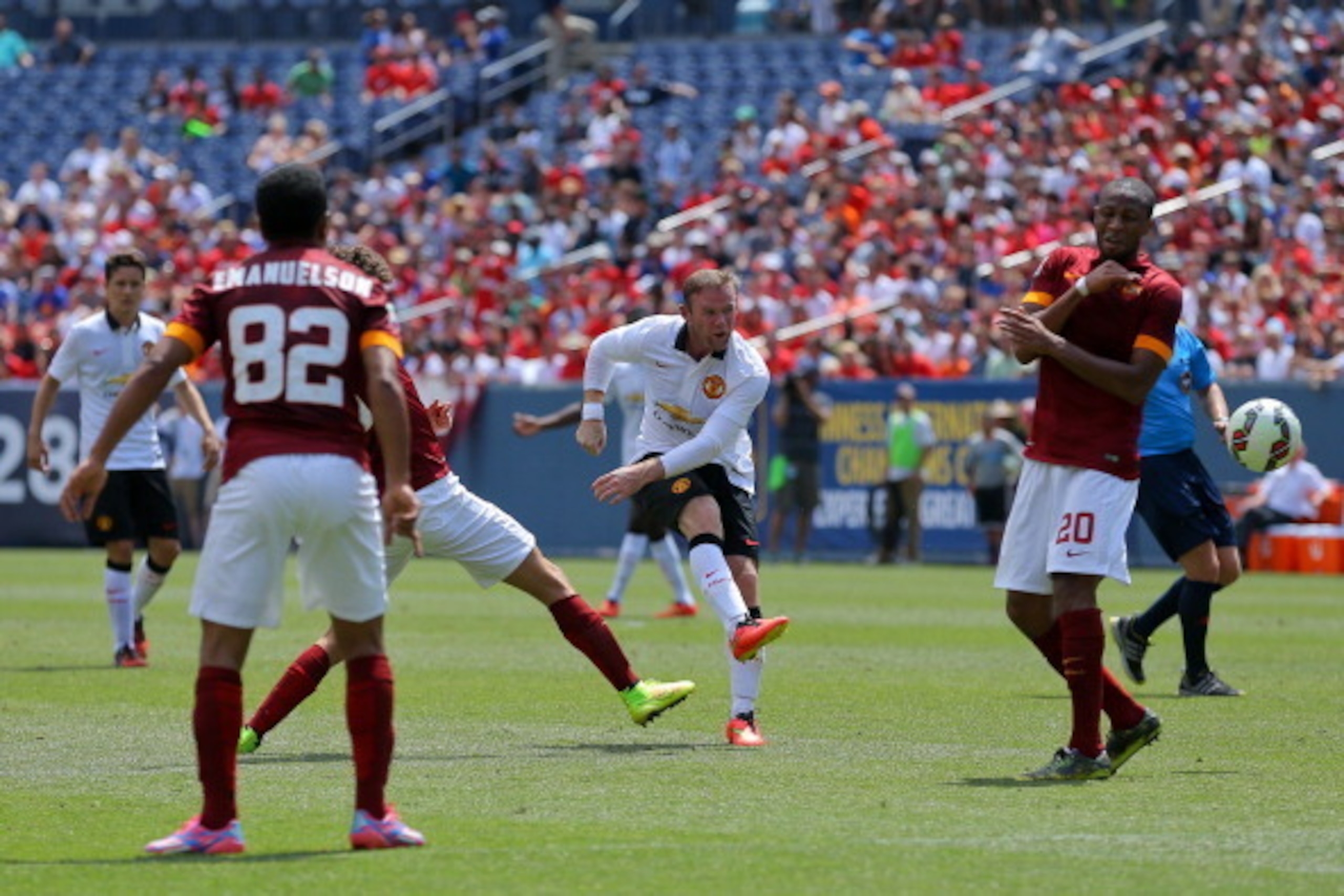 DENVER, CO - JULY 26:  Wayne Rooney #10 of Manchester United shoots and scores pas Urby Emanuelson #82 and Seydou Keita #20 of AS Roma during the first half of an International Champions Cup match at Sports Authority Field at Mile High on July 26, 2014 in
