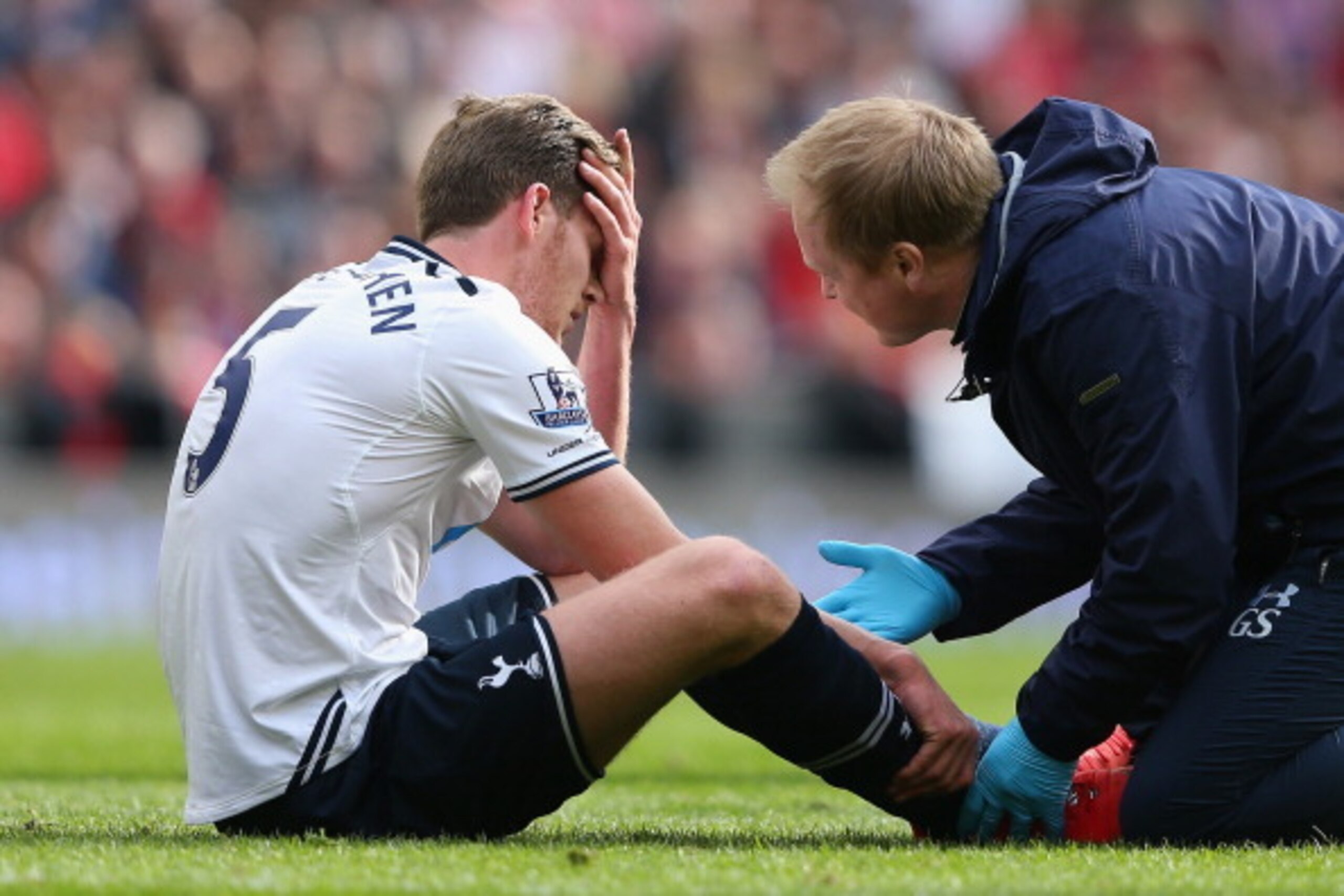 LIVERPOOL, ENGLAND - MARCH 30:  Jan Vertonghen of Tottenham Hotspur receives treatment during the Barclays Premier League match between Liverpool and Tottenham Hotspur at Anfield on March 30, 2014 in Liverpool, England.  (Photo by Alex Livesey/Getty Image