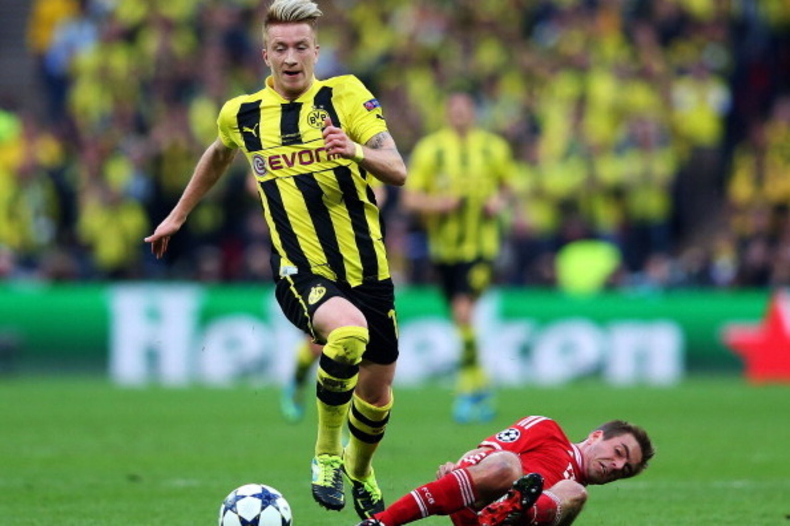 LONDON, ENGLAND - MAY 25:  Marco Reus of Borussia Dortmund (L) in action with Philipp Lahm of Bayern Muenchen during the UEFA Champions League final match between Borussia Dortmund and FC Bayern Muenchen at Wembley Stadium on May 25, 2013 in London, Unite