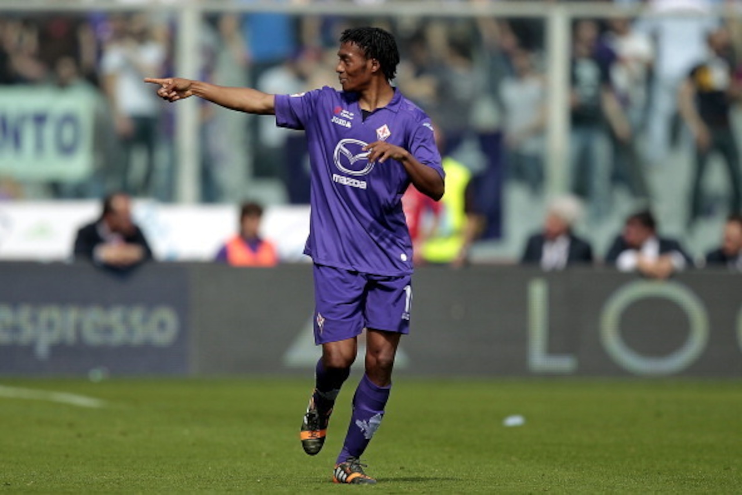 FLORENCE, ITALY - APRIL 06: Guillermo Cuadrado of ACF Fiorentina celebrates after scoring a goal during the Serie A match between ACF Fiorentina and Udinese Calcio at Stadio Artemio Franchi on April 6, 2014 in Florence, Italy.  (Photo by Gabriele Maltinti