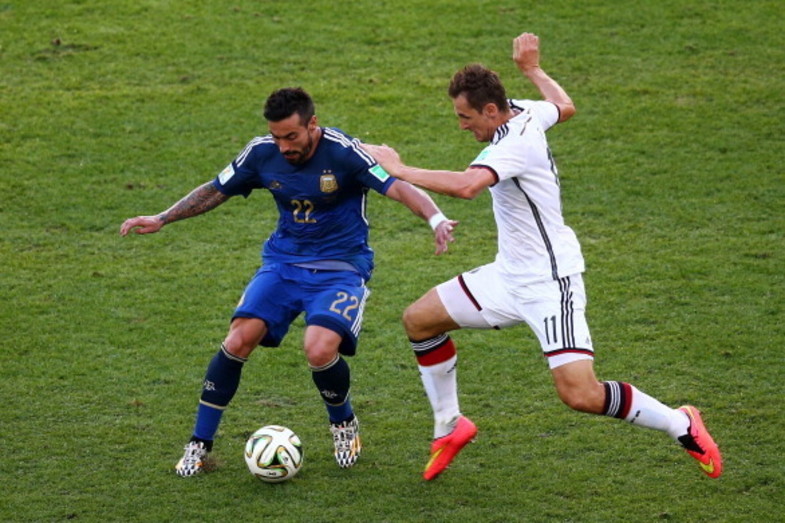 RIO DE JANEIRO, BRAZIL - JULY 13:  Ezequiel Lavezzi of Argentina and Miroslav Klose of Germany compete for the ball during the 2014 FIFA World Cup Brazil Final match between Germany and Argentina at Maracana on July 13, 2014 in Rio de Janeiro, Brazil.  (P