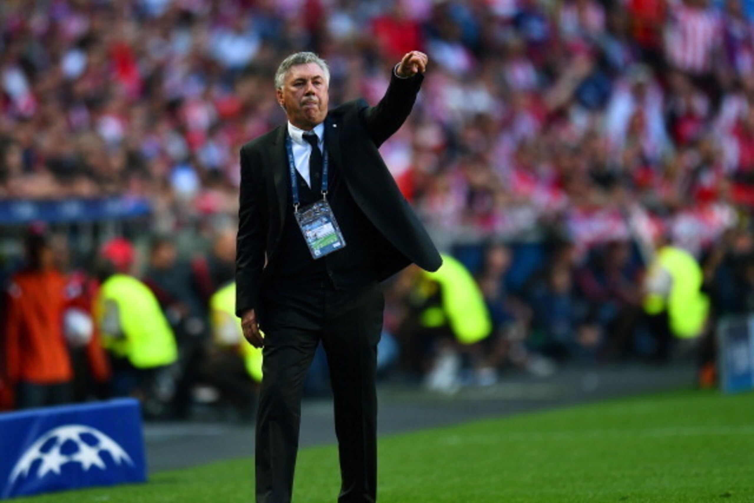 LISBON, PORTUGAL - MAY 24:  Head Coach, Carlo Ancelotti of Real Madrid gives instructions during the UEFA Champions League Final between Real Madrid and Atletico de Madrid at Estadio da Luz on May 24, 2014 in Lisbon, Portugal.  (Photo by Shaun Botterill/G