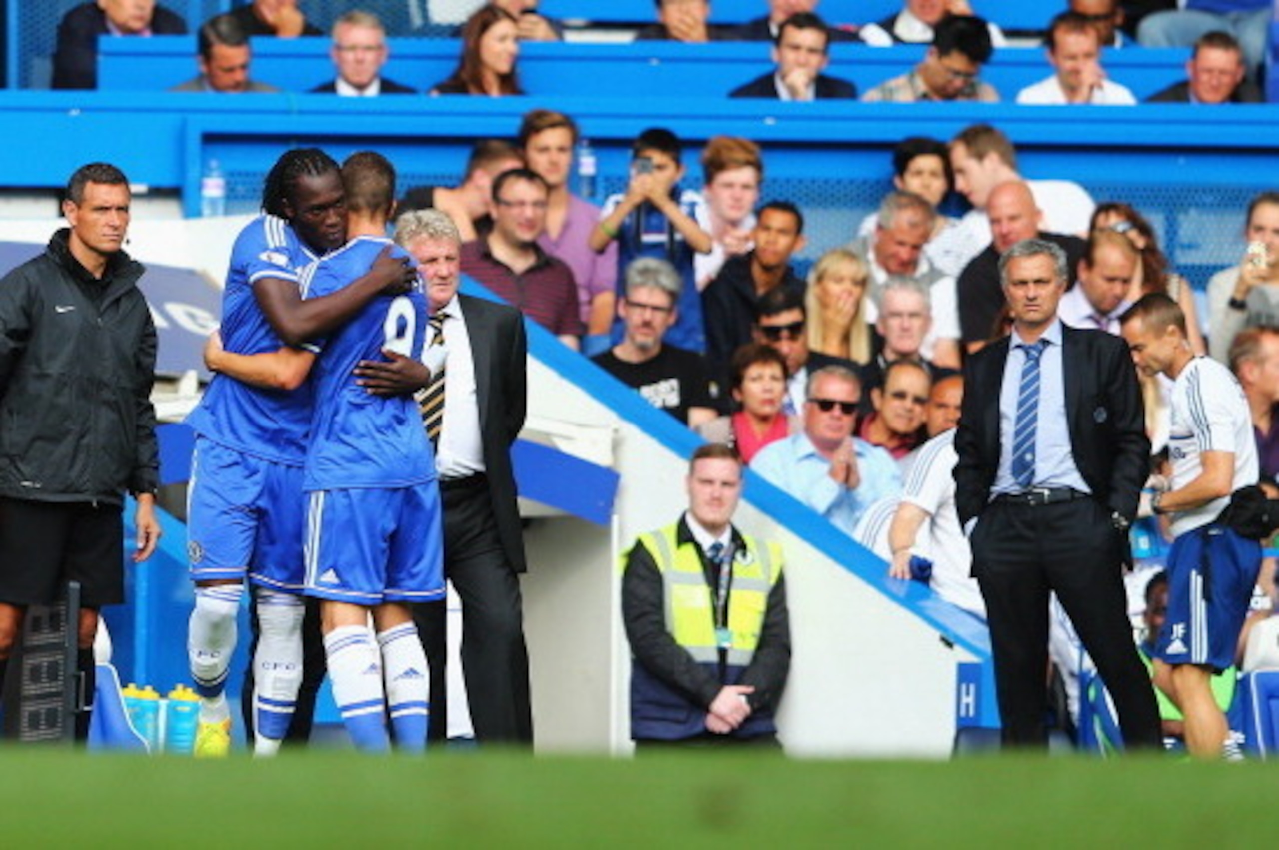 LONDON, ENGLAND - AUGUST 18:  Chelsea manager Jose Mourinho looks on as substitute Romelu Lukaku of Chelsea comes on for Fernando Torres during the Barclays Premier League match between Chelsea and Hull City at Stamford Bridge on August 18, 2013 in London