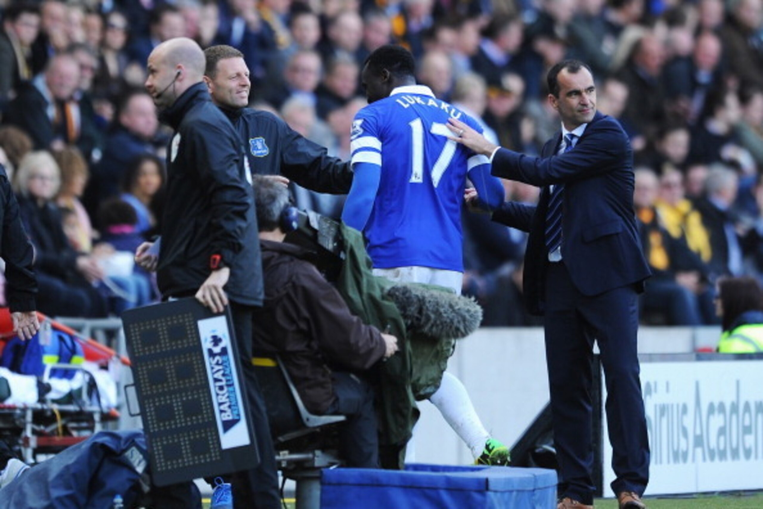 HULL, ENGLAND - MAY 11: Manager Roberto Martinez of Everton congratulates goalscorer Romelu Lukaku of Everton as he is substituted during the Barclays Premier League match between Hull City and Everton at KC Stadium on May 11, 2014 in Hull, England.  (Pho