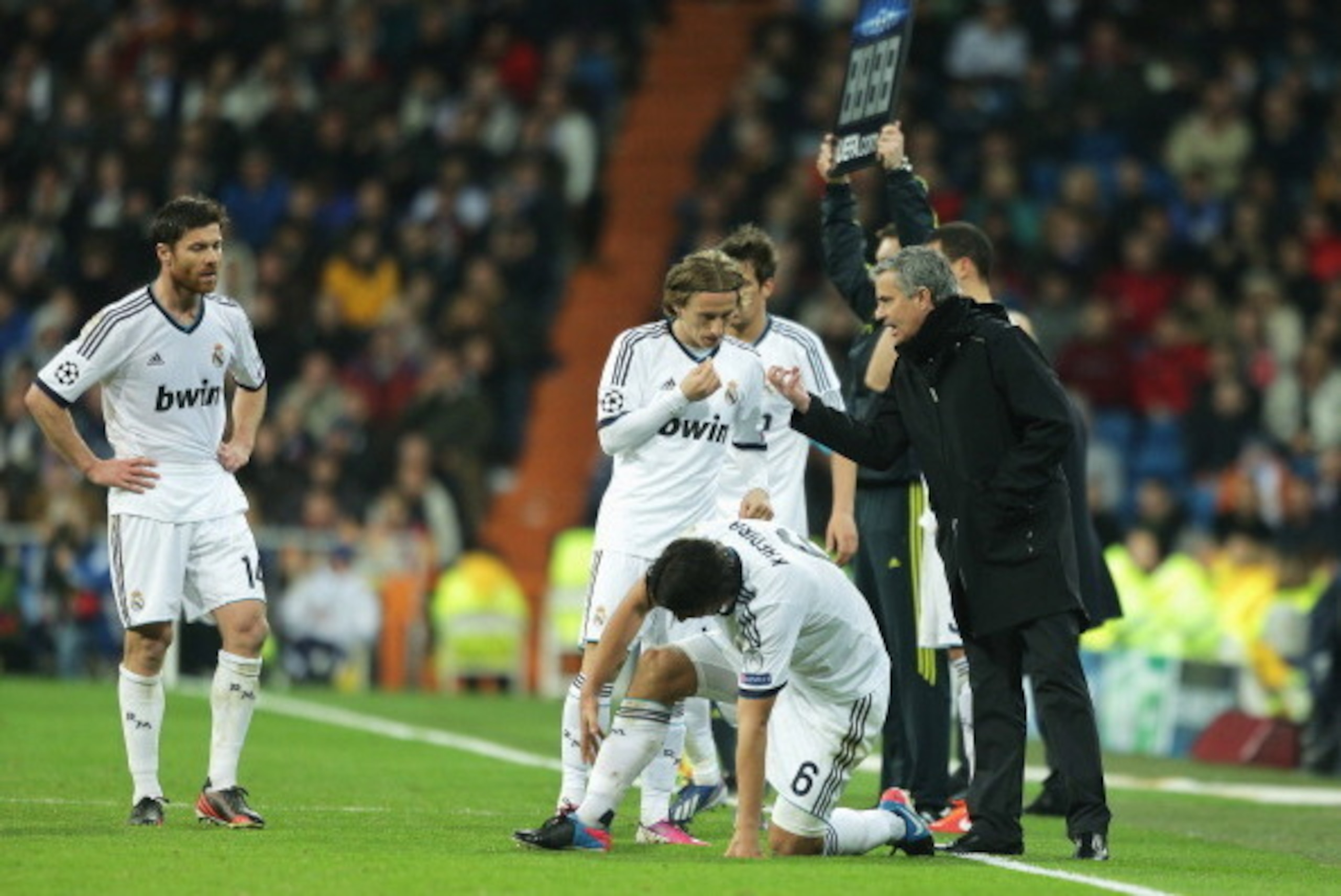 MADRID, SPAIN - APRIL 03:  Real Madrid coach Jose Mourinho talks to Luka Modric of Real Madrid during the UEFA Champions League Quarter Final first leg match between Real Madrid and Galatasaray at Estadio Santiago Bernabeu on April 3, 2013 in Madrid, Spai
