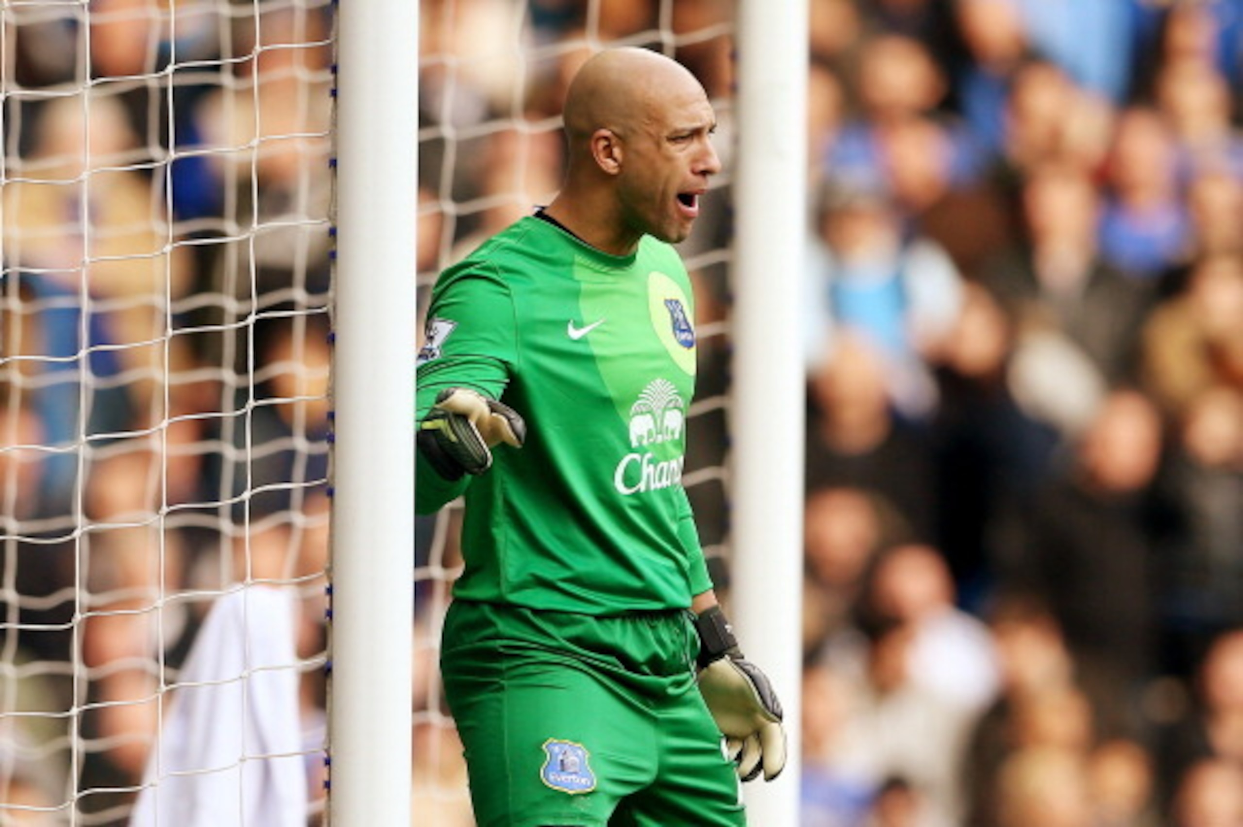 LONDON, ENGLAND - FEBRUARY 22:  Tim Howard of Evertonl during the Barclays Premier League match between Chelsea and Everton at Stamford Bridge on February 22, 2014 in London, England.  (Photo by Scott Heavey/Getty Images)