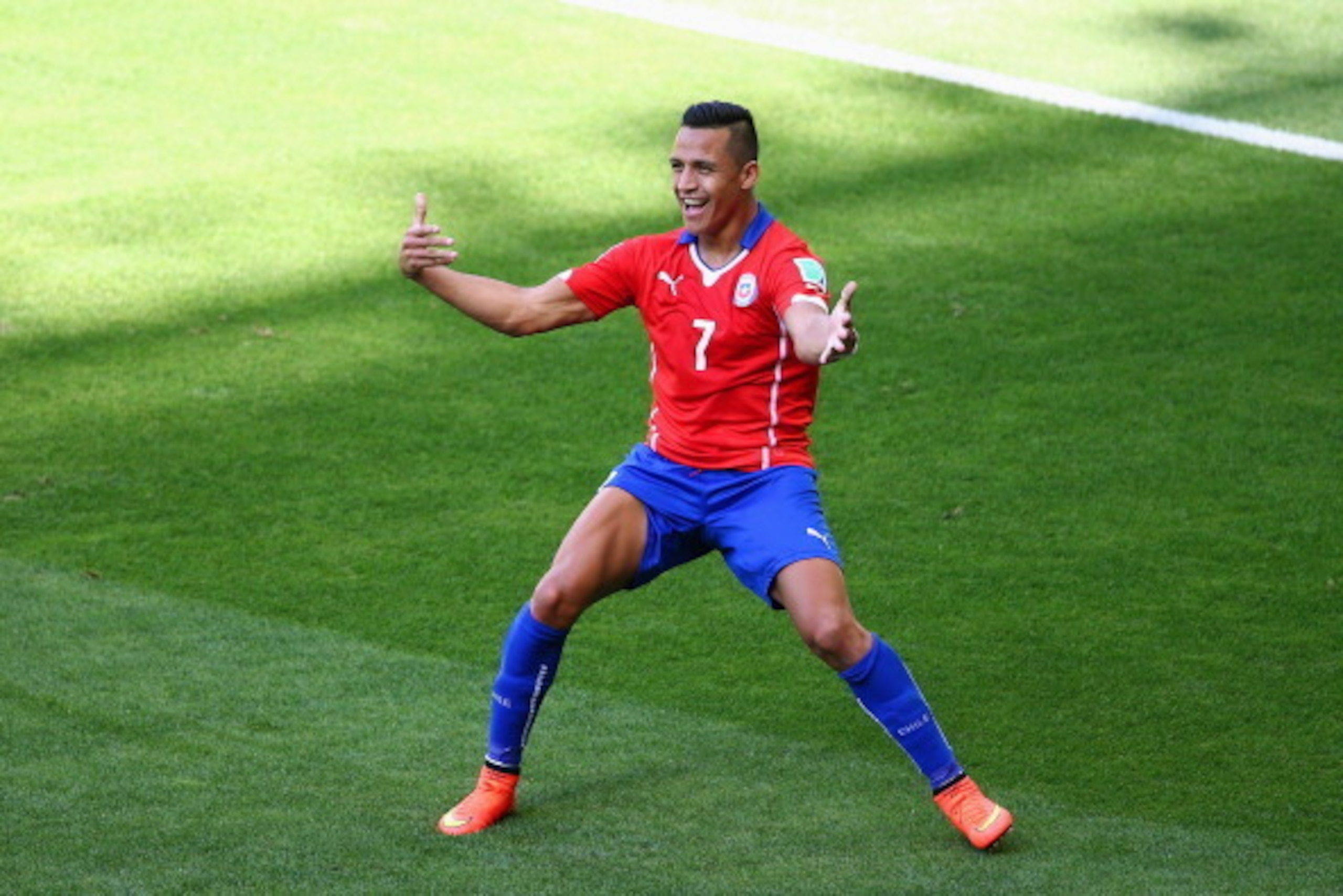 BELO HORIZONTE, BRAZIL - JUNE 28:  Alexis Sanchez of Chile celebrates scoring his team's first goal during the 2014 FIFA World Cup Brazil round of 16 match between Brazil and Chile at Estadio Mineirao on June 28, 2014 in Belo Horizonte, Brazil.  (Photo by