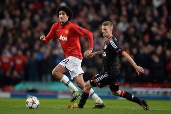 MANCHESTER, ENGLAND - SEPTEMBER 17:  Marouane Fellaini of Manchester United competes with Lars Bender of Bayer Leverkusen during the UEFA Champions League Group A match between Manchester United and Bayer Leverkusen at Old Trafford on September 17, 2013 i