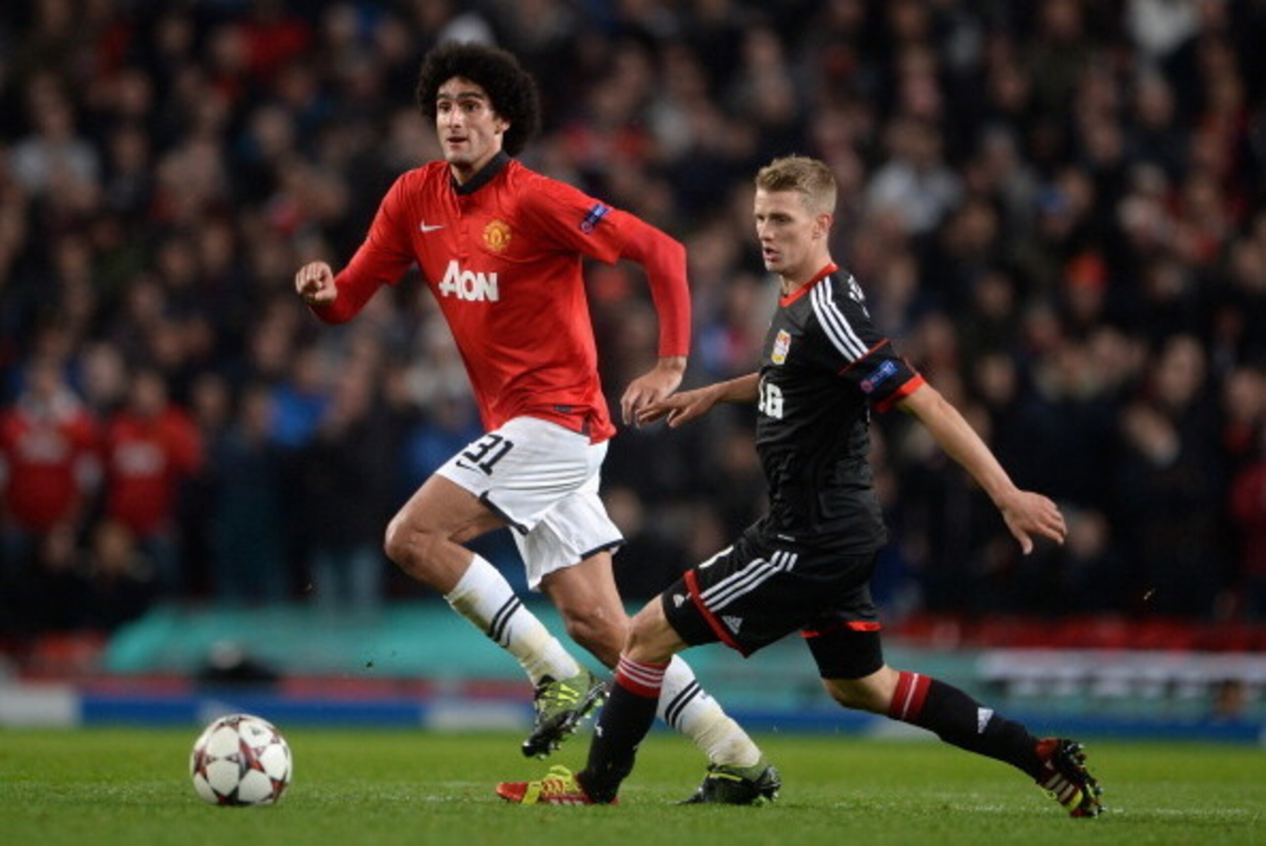 MANCHESTER, ENGLAND - SEPTEMBER 17:  Marouane Fellaini of Manchester United competes with Lars Bender of Bayer Leverkusen during the UEFA Champions League Group A match between Manchester United and Bayer Leverkusen at Old Trafford on September 17, 2013 i