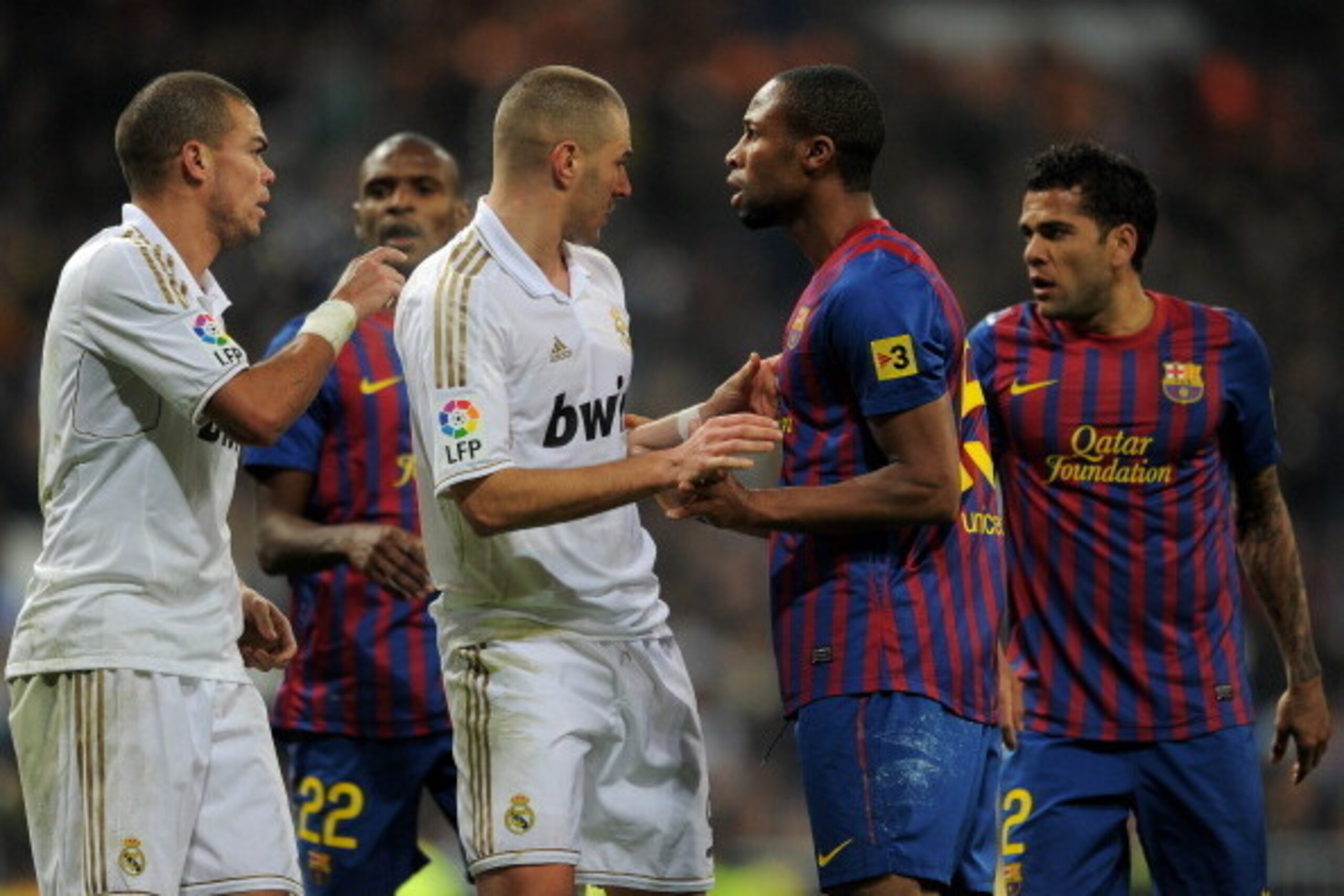 MADRID, SPAIN - DECEMBER 10: Seydou Keita (R) of FC Barcelona argues with Karim Benzema of Real Madrid during the la Liga match between Real Madrid and Barcelona at Estadio Santiago Bernabeu on December 10, 2011 in Madrid, Spain.  (Photo by Jasper Juinen/