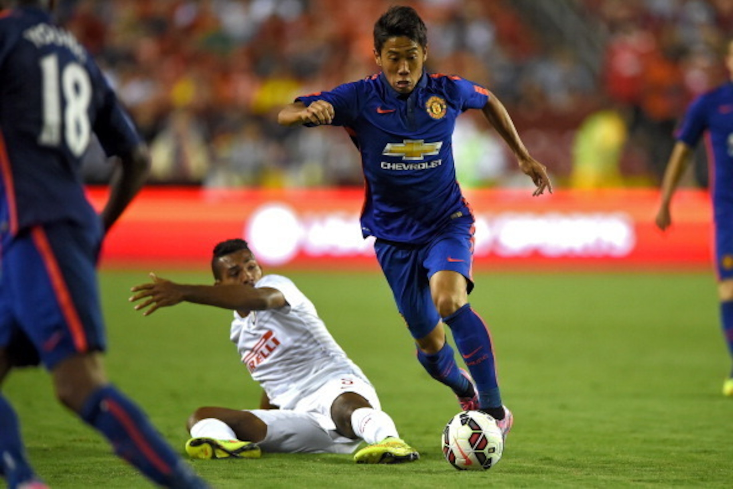 LANDOVER, MD - JULY 29: Shinji Kagawa #26 of Manchester United dribbles past Juan Jesus #5 of Inter Milan in the second half during their match in the International Champions Cup 2014 at FedExField on July 29, 2014 in Landover, Maryland. Manchester United
