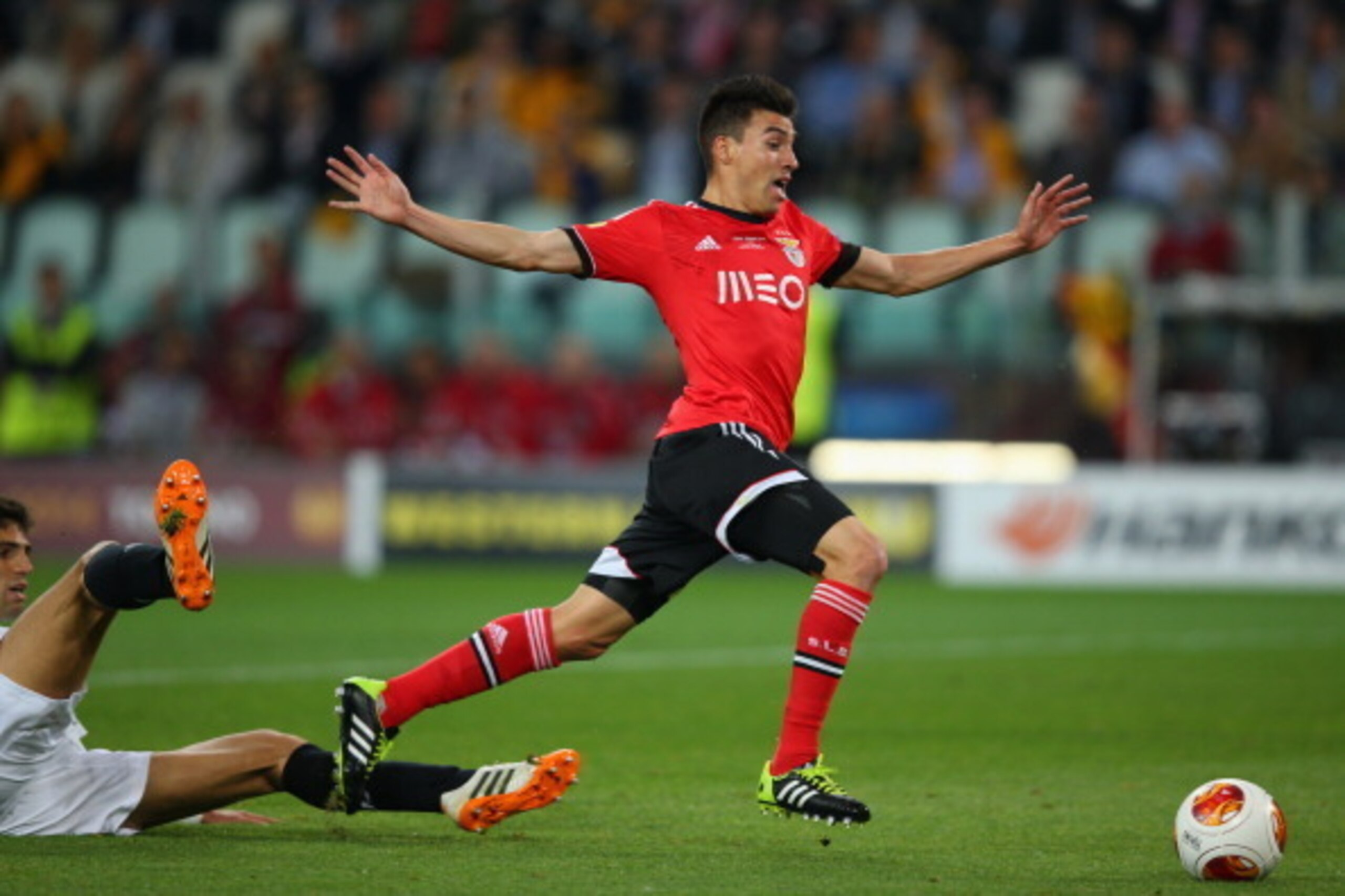 TURIN, ITALY - MAY 14:  Federico Fazio of Sevilla tackles Nicolas Gaitan of Benfica in the area during the UEFA Europa League Final match between Sevilla FC and SL Benfica at Juventus Stadium on May 14, 2014 in Turin, Italy.  (Photo by Clive Rose/Getty Im