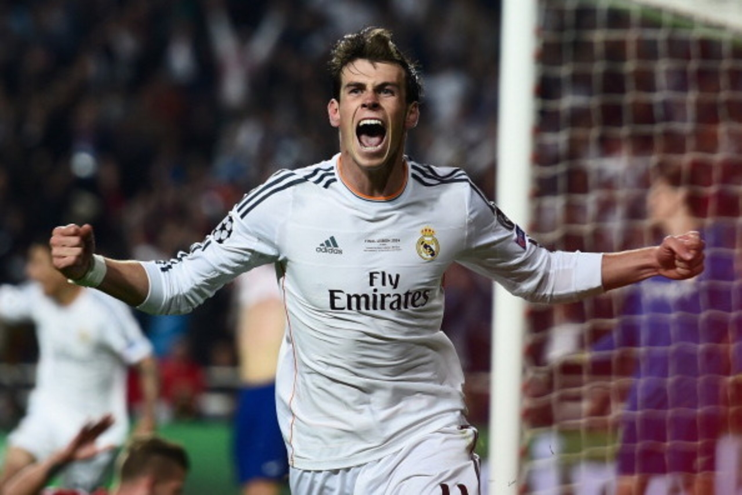 LISBON, PORTUGAL - MAY 24:  Gareth Bale of Real Madrid celebrates scoring their second goal in extra time during the UEFA Champions League Final between Real Madrid and Atletico de Madrid at Estadio da Luz on May 24, 2014 in Lisbon, Portugal.  (Photo by S