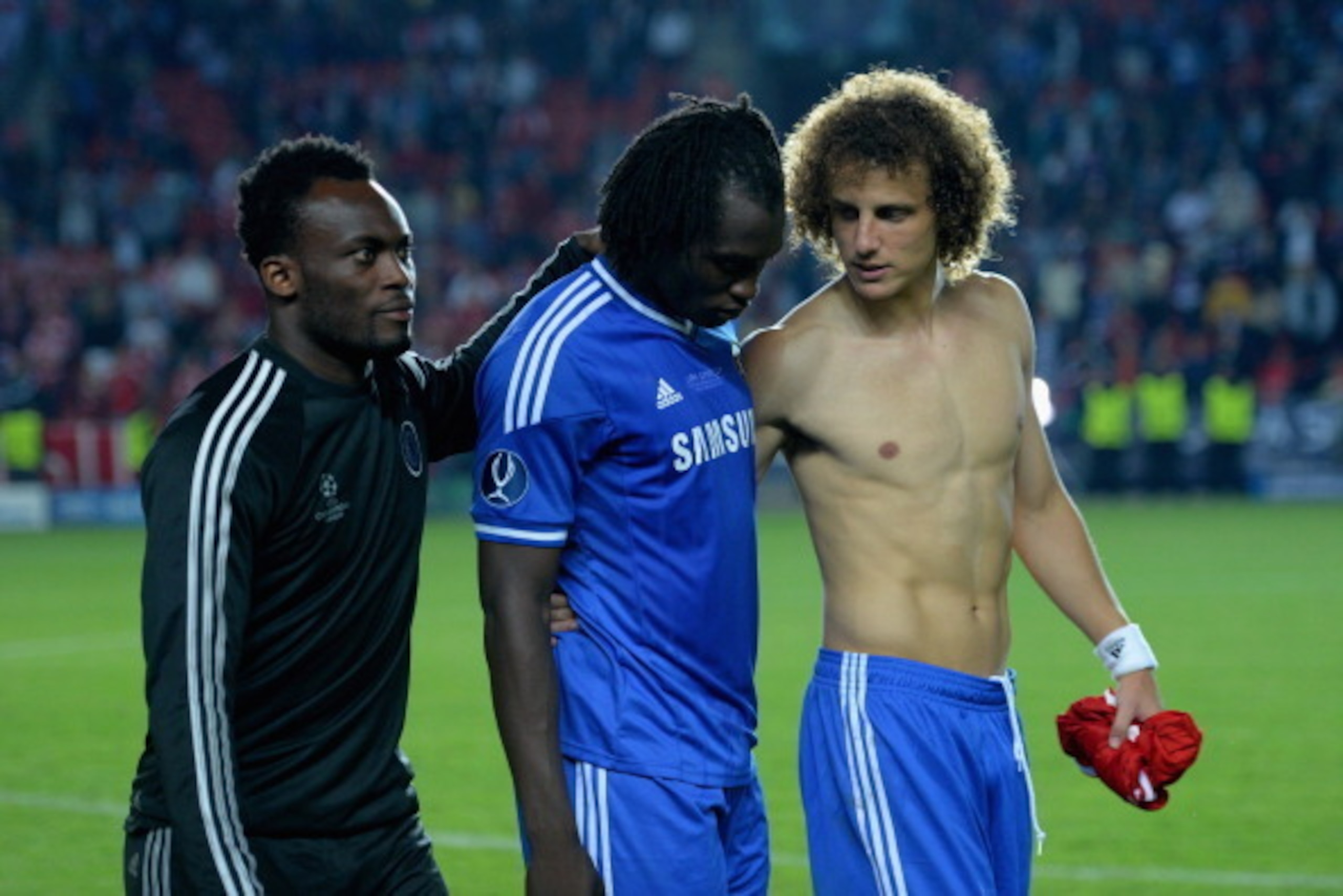 PRAGUE, CZECH REPUBLIC - AUGUST 30:  Michael Essien (L) and David Luiz (R) console Romelu Lukaku of Chelsea after defeat in  the UEFA Super Cup between Bayern Muenchen and Chelsea at Stadion Eden on August 30, 2013 in Prague, Czech Republic.  (Photo by Sh