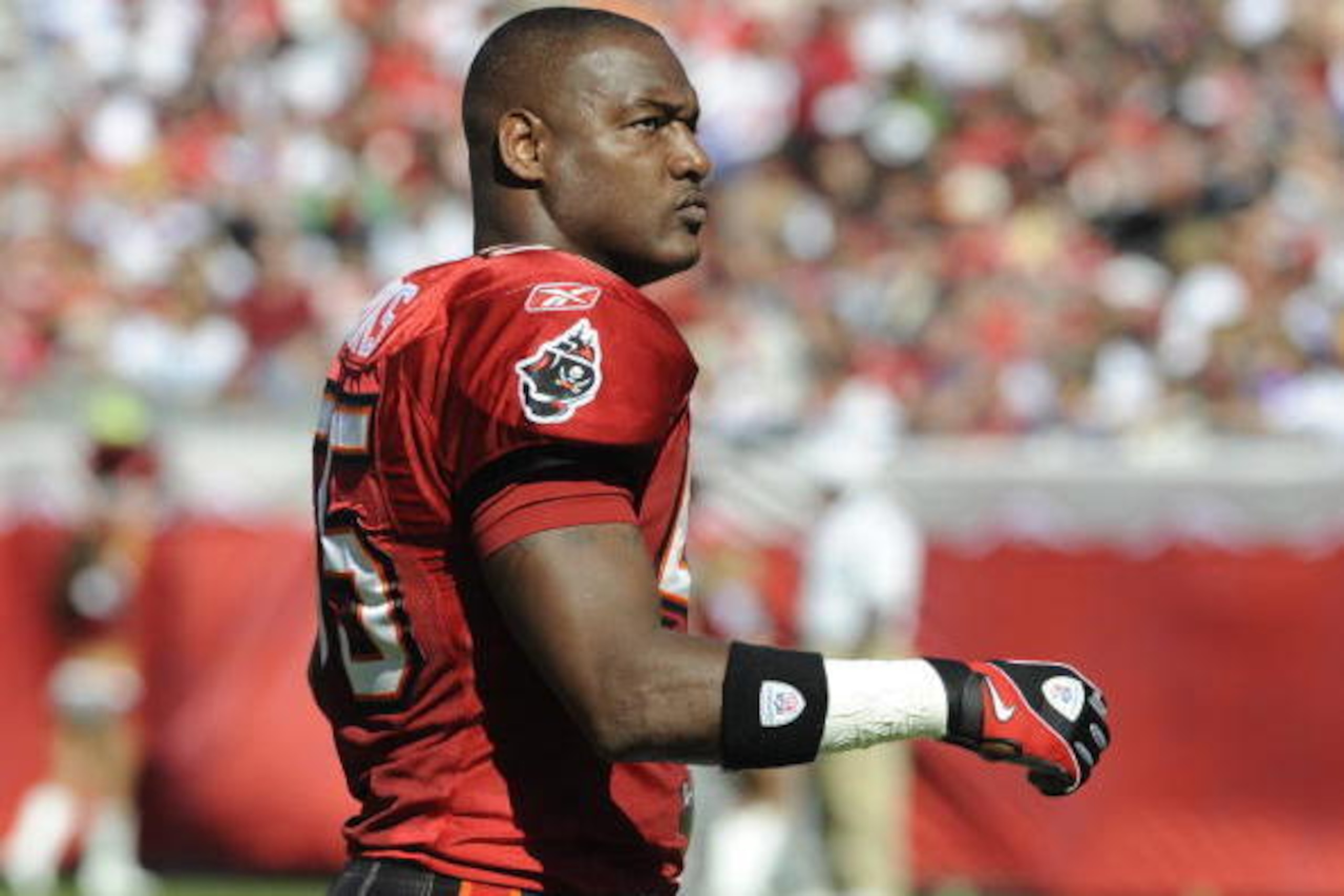 TAMPA, FL - NOVEMBER 16: Linebacker Derrick Brooks #55 of the Tampa Bay Buccaneers checks the scoreboard against the Minnesota Vikings at Raymond James Stadium on November 16, 2008 in Tampa, Florida.  (Photo by Al Messerschmidt/Getty Images)