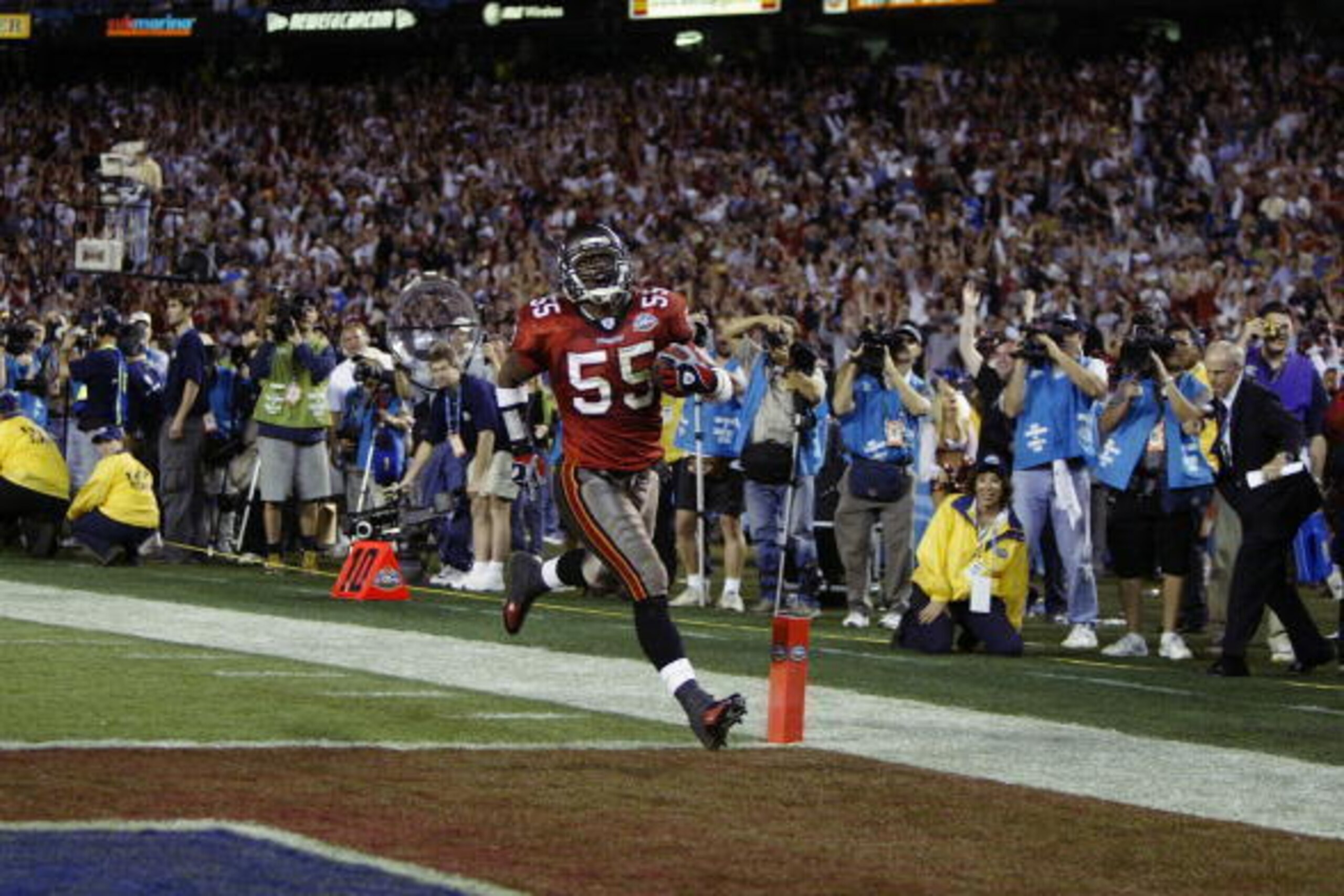 SAN DIEGO - JANUARY 26:  Linebacker Derrick Brooks #55 of the Tampa Bay Buccaneers picks up a fumble by Oakland Raiders quarterback Rich Gannon and runs it in for a fourth quarter touchdown during Super Bowl XXXVII at Qualcomm Stadium on January 26, 2003 