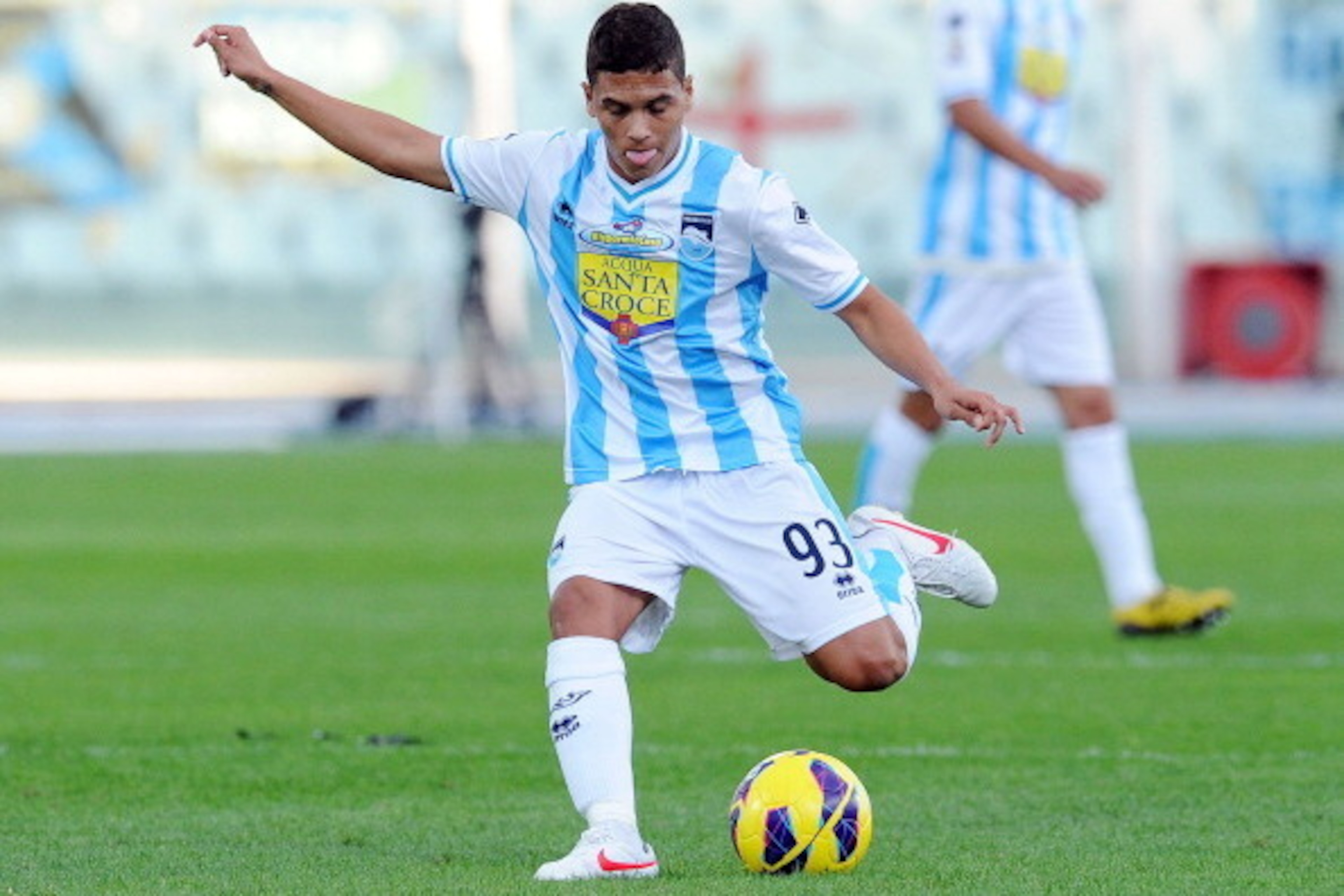 PESCARA, ITALY - OCTOBER 28:  Juan Fernando Quintero of Pescara in action during the Serie A match between Pescara and Atalanta BC at Adriatico Stadium on October 28, 2012 in Pescara, Italy.  (Photo by Giuseppe Bellini/Getty Images)