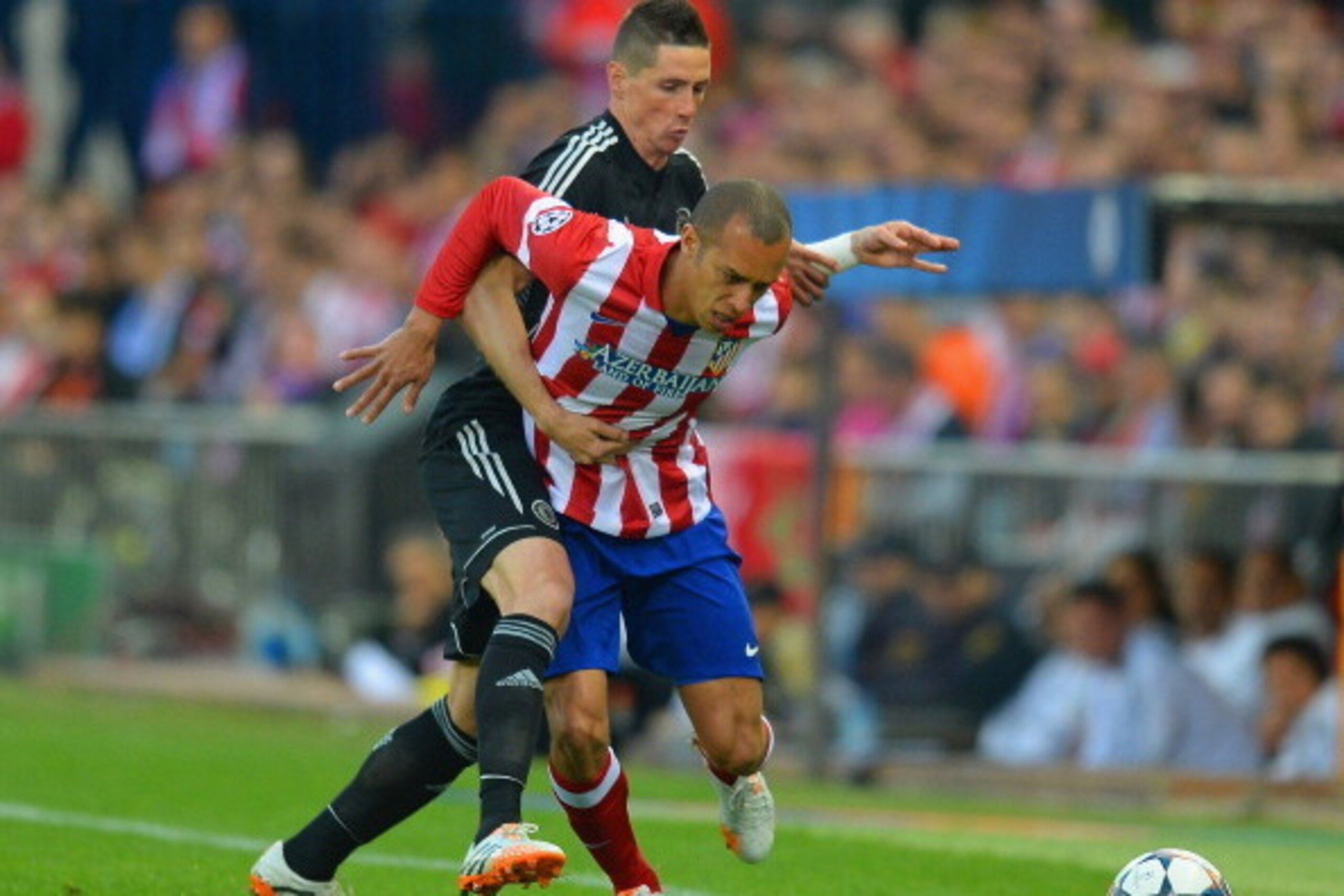 MADRID, SPAIN - APRIL 22:  Fernando Torres of Chelsea and Miranda of Club Atletico de Madrid battle for the ball during the UEFA Champions League Semi Final first leg match between Club Atletico de Madrid and Chelsea at Vicente Calderon Stadium on April 2