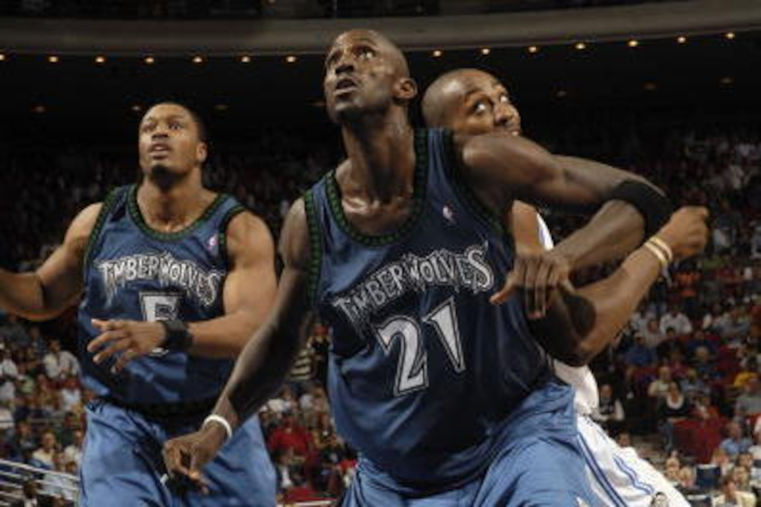 ORLANDO, FL - APRIL 1: Kevin Garnett #21 of the Minnesota Timberwolves boxes out against Dwight Howard #12 of the Orlando Magic on April 1, 2007 at Amway Arena in Orlando, Florida.  NOTE TO USER: User expressly acknowledges and agrees that, by downloading