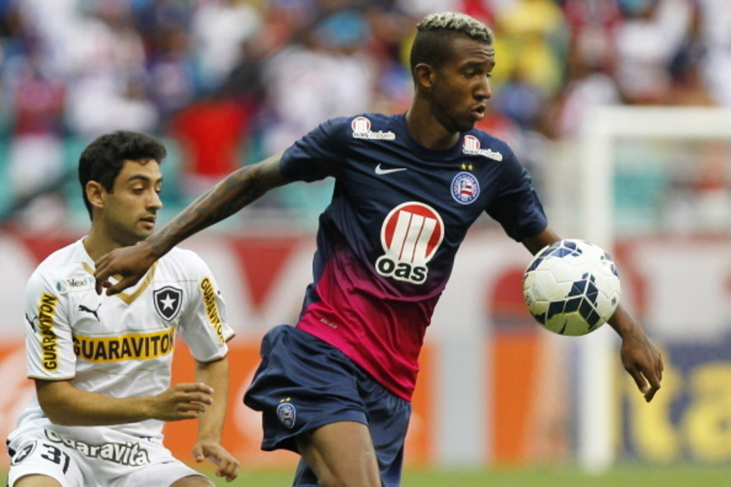 SALVADOR, BAHIA , BRAZIL - MAY 4: Talisca of Bahia battles for the ball during a match between  Bahia and Botafogo as part of Brasileirao Series A 2014 at Arena Fonte Nova on May 4, 2014  in Salvador, Bahia, Brazil. (Photo by Felipe Oliveira/Getty Images)