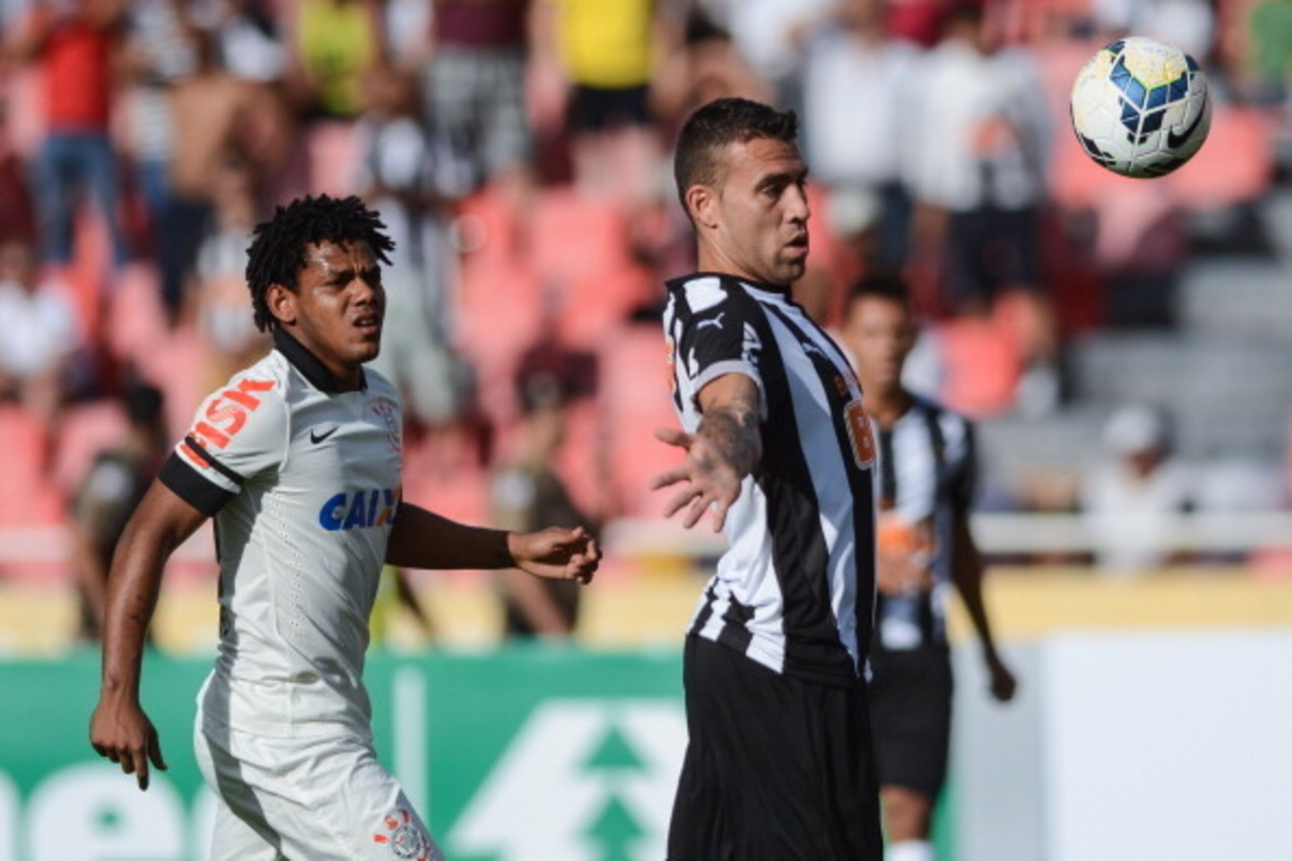 UBERLANDIA, BRAZIL - APRIL 20: Otamendi #04 of Atletico MG and Romarinho #31 of Corinthians battle for the ball during a match between Atletico MG and Corinthians as part of Brasileirao Series A 2014 at Parque do Sabia stadium on april 20, 2014 in Uberlan