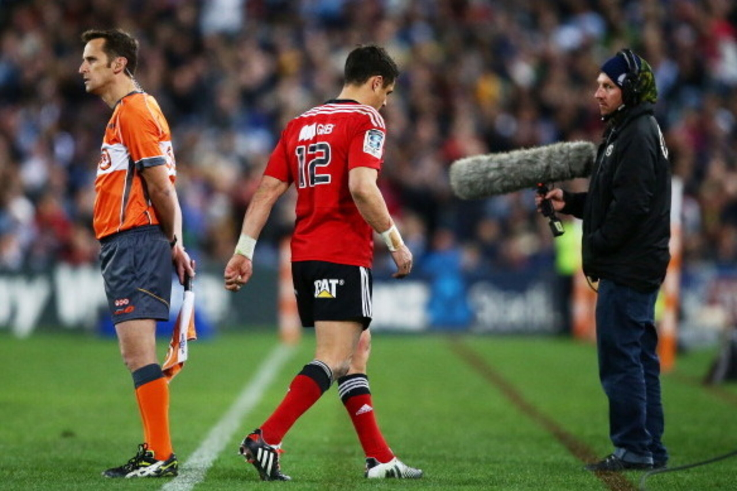 SYDNEY, AUSTRALIA - AUGUST 02:  Dan Carter of the Crusaders leaves the field injured during the Super Rugby Grand Final match between the Waratahs and the Crusaders at ANZ Stadium on August 2, 2014 in Sydney, Australia.  (Photo by Matt King/Getty Images)
