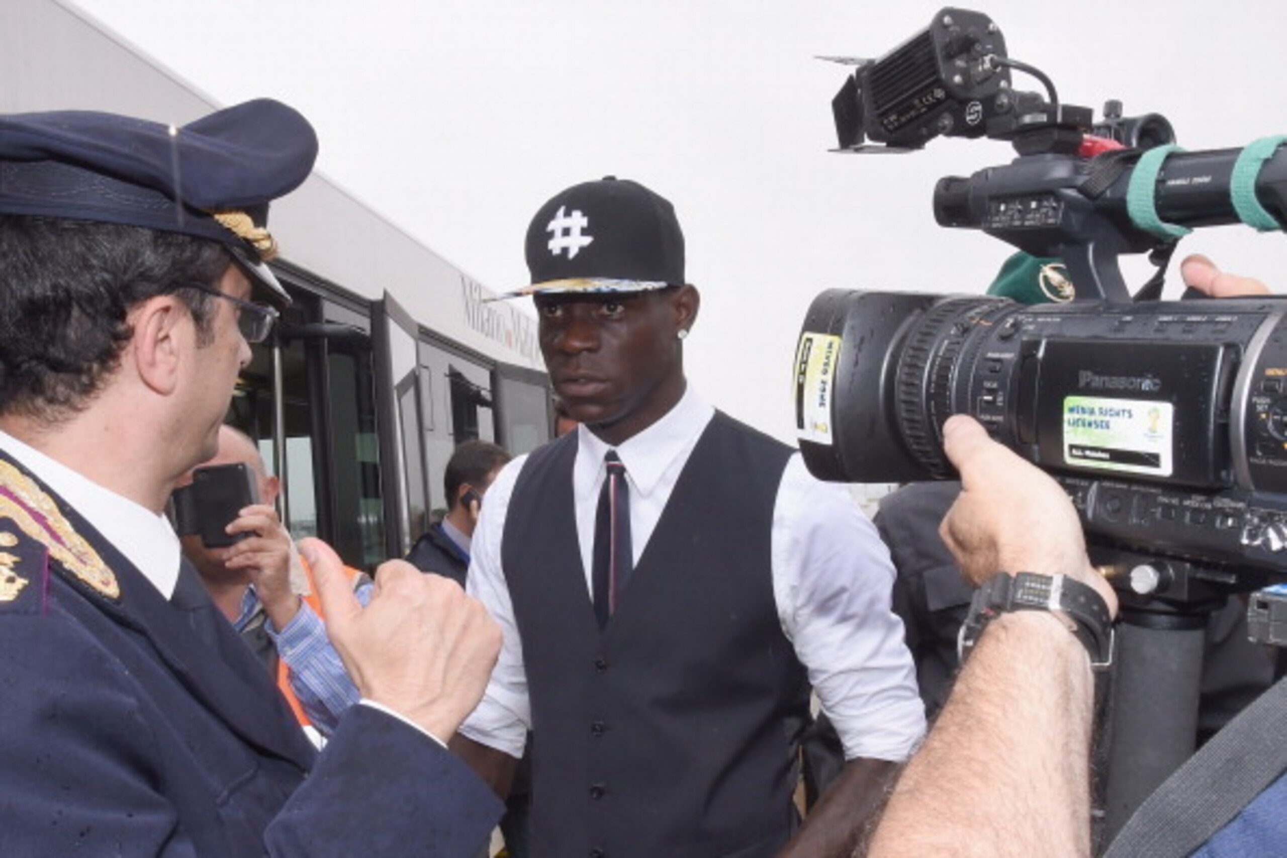 MILAN, ITALY - JUNE 26: Mario Balotelli arrives at Malpensa Airport on June 26, 2014 in Milan, Italy. (Photo by Claudio Villa/Getty Images) MILAN, ITALY - JUNE 26: Mario Balotelli arrives at Malpensa Airport on June 26, 2014 in Milan, Italy. (Photo by Claudio Villa/Getty Images)