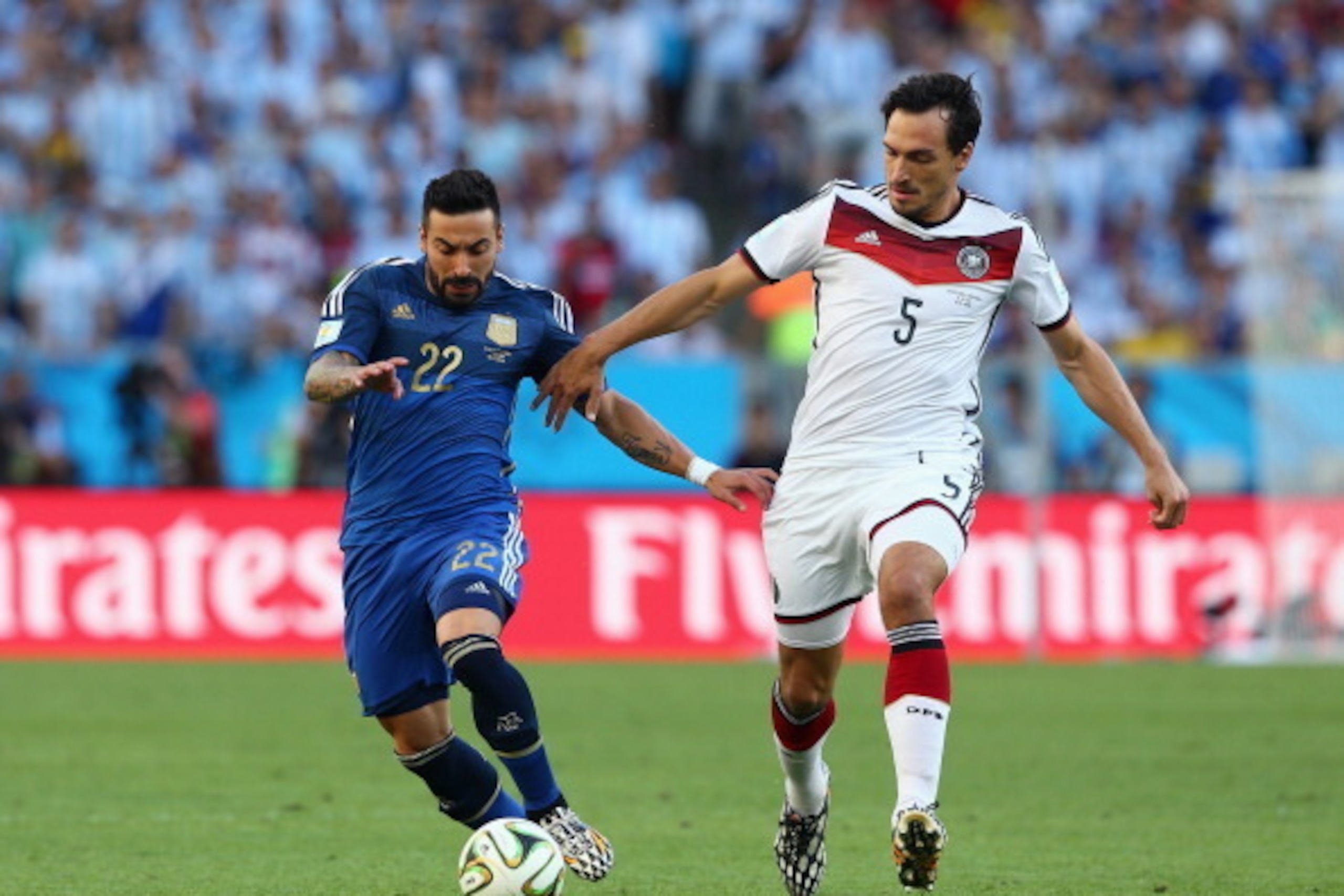 RIO DE JANEIRO, BRAZIL - JULY 13:  Ezequiel Lavezzi of Argentina controls the ball against Mats Hummels of Germany during the 2014 FIFA World Cup Brazil Final match between Germany and Argentina at Maracana on July 13, 2014 in Rio de Janeiro, Brazil.  (Ph