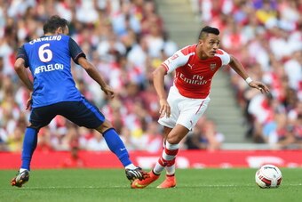 LONDON, ENGLAND - AUGUST 03:  Alexis Sanchez of Arsenal in action with Ricardo Carvalho of Monaco during the Emirates Cup match between Arsenal and AS Monaco at the Emirates Stadium on August 3, 2014 in London, England.  (Photo by Michael Regan/Getty Imag