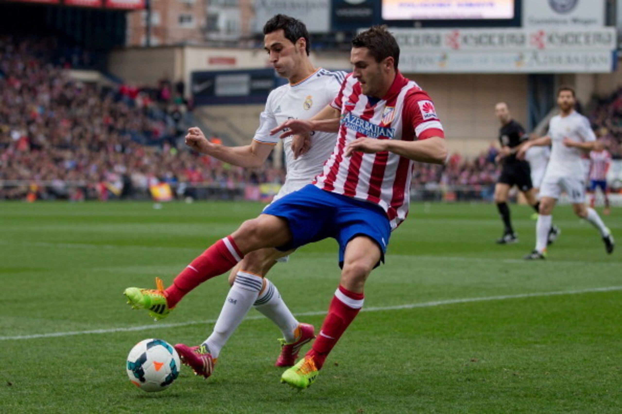 MADRID, SPAIN - MARCH 02: Koke (R) of Atletico de Madrid competes for the ball with Alvaro Arbeloa (L) of Real Madrid CF during the La Liga match between Club Atletico de Madrid and Real Madrid CF at Vicente Calderon Stadium on March 2, 2014 in Madrid, Sp MADRID, SPAIN - MARCH 02: Koke (R) of Atletico de Madrid competes for the ball with Alvaro Arbeloa (L) of Real Madrid CF during the La Liga match between Club Atletico de Madrid and Real Madrid CF at Vicente Calderon Stadium on March 2, 2014 in Madrid, Sp