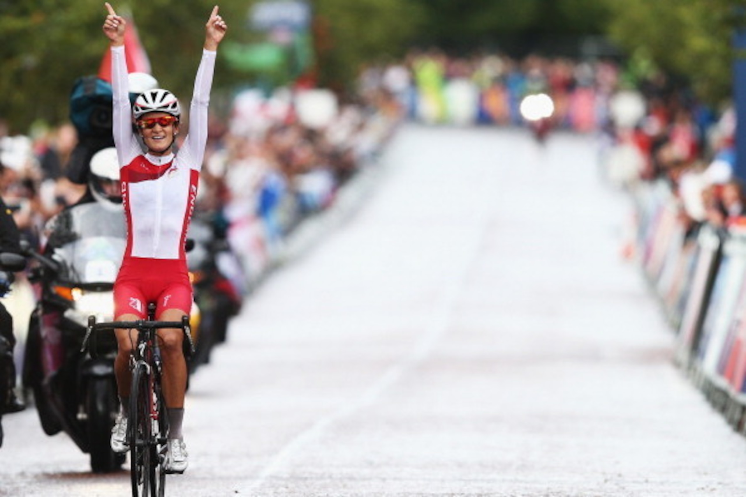 GLASGOW, SCOTLAND - AUGUST 03: Lizzie Armitstead of England celebrates as she crosses the line to win the Women's Cycling Road Race during day eleven of the Glasgow 2014 Commonwealth Games on August 3, 2014 in Glasgow, United Kingdom. (Photo by Ryan Pie GLASGOW, SCOTLAND - AUGUST 03: Lizzie Armitstead of England celebrates as she crosses the line to win the Women's Cycling Road Race during day eleven of the Glasgow 2014 Commonwealth Games on August 3, 2014 in Glasgow, United Kingdom. (Photo by Ryan Pie
