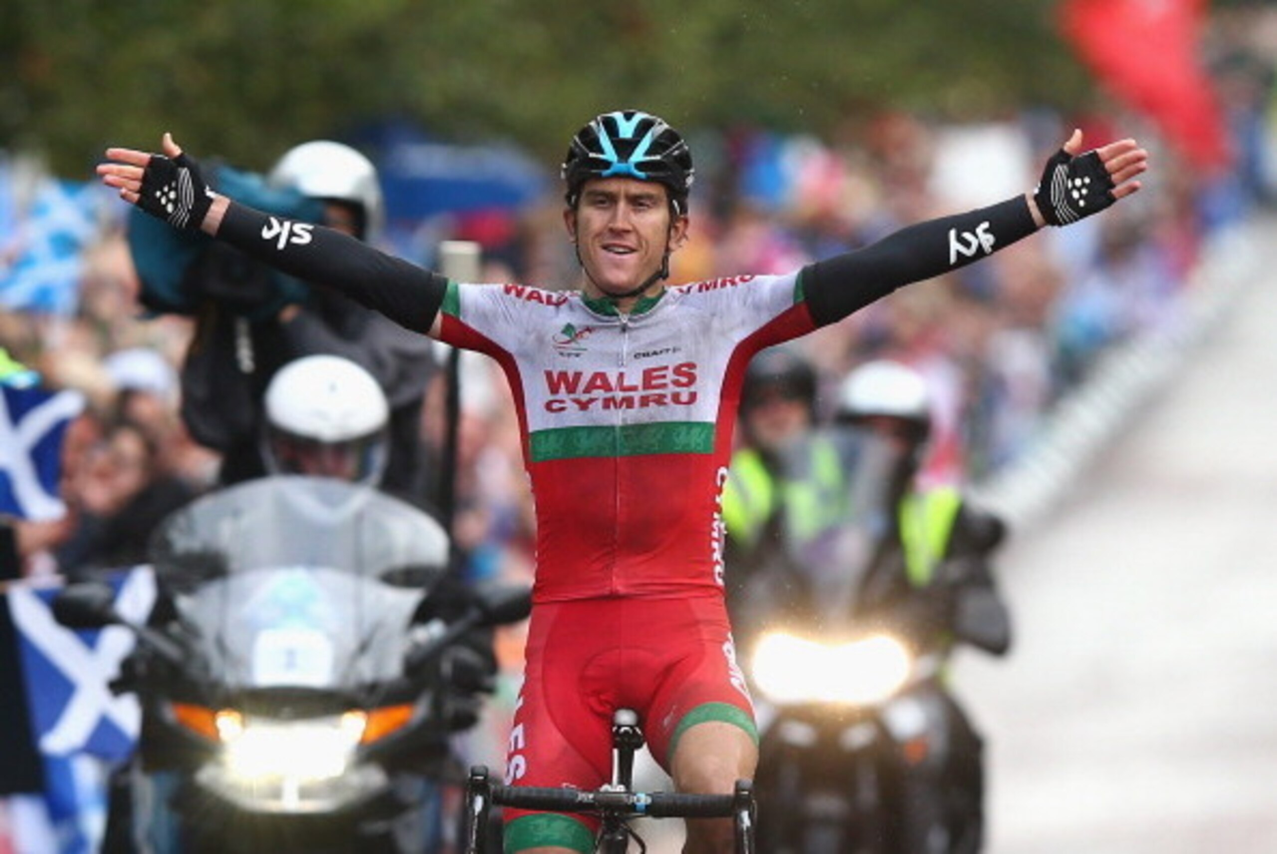 GLASGOW, SCOTLAND - AUGUST 03: Geraint Thomas of Wales celebrates as he crosses the finish line during the Men's Cycling Road Race during day eleven of the Glasgow 2014 Commonwealth Games on August 3, 2014 in Glasgow, United Kingdom. (Photo by Ryan Pier GLASGOW, SCOTLAND - AUGUST 03: Geraint Thomas of Wales celebrates as he crosses the finish line during the Men's Cycling Road Race during day eleven of the Glasgow 2014 Commonwealth Games on August 3, 2014 in Glasgow, United Kingdom. (Photo by Ryan Pier