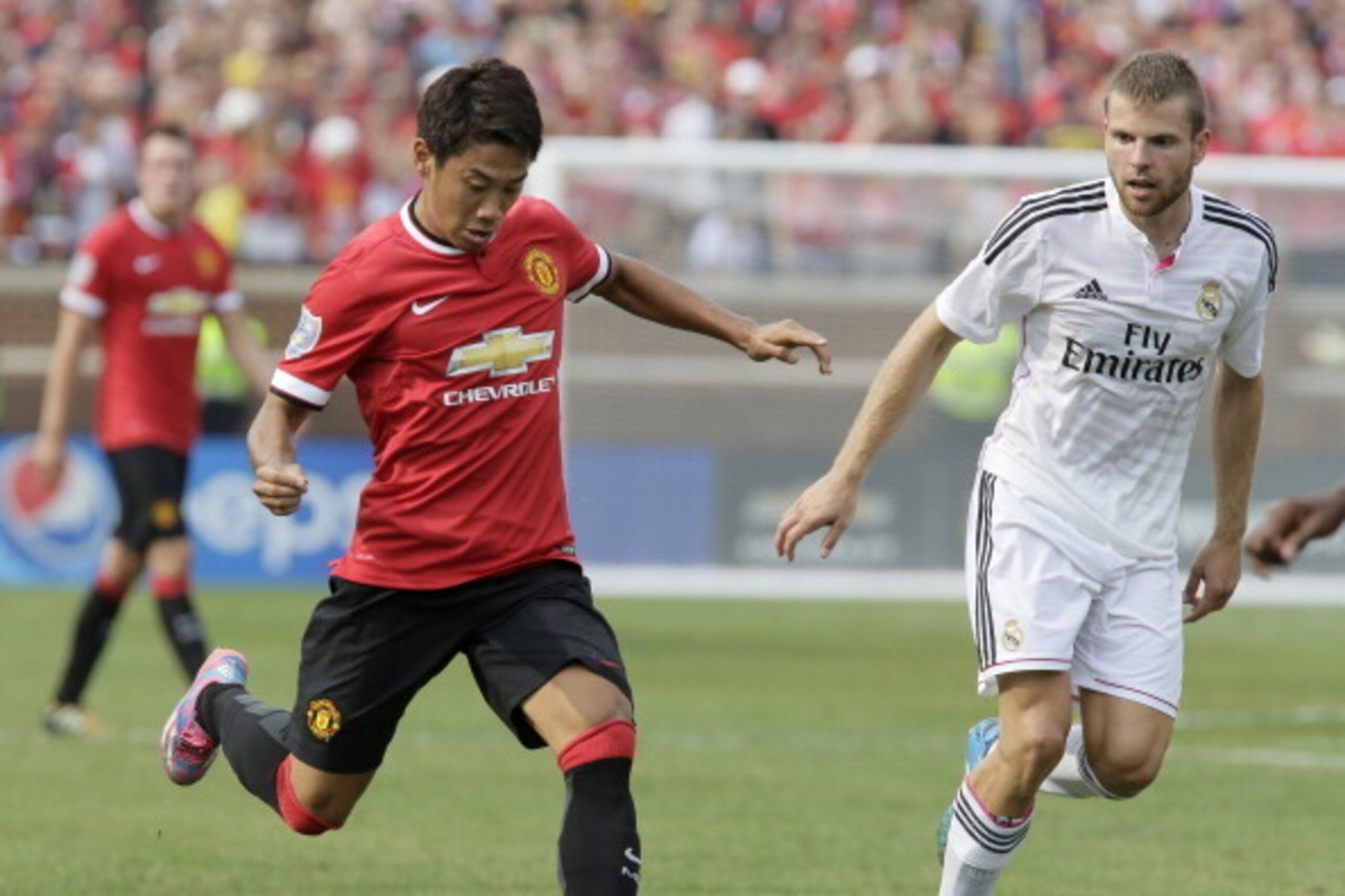 ANN ARBOR, MI - AUGUST 2:  Shinji Kagawa #26 of Manchester United passes the ball against Asier Illarramendi #24 of Real Madrid which Gareth Bale then shot for  a goal during the second half of the Guinness International Champions Cup at Michigan Stadium 