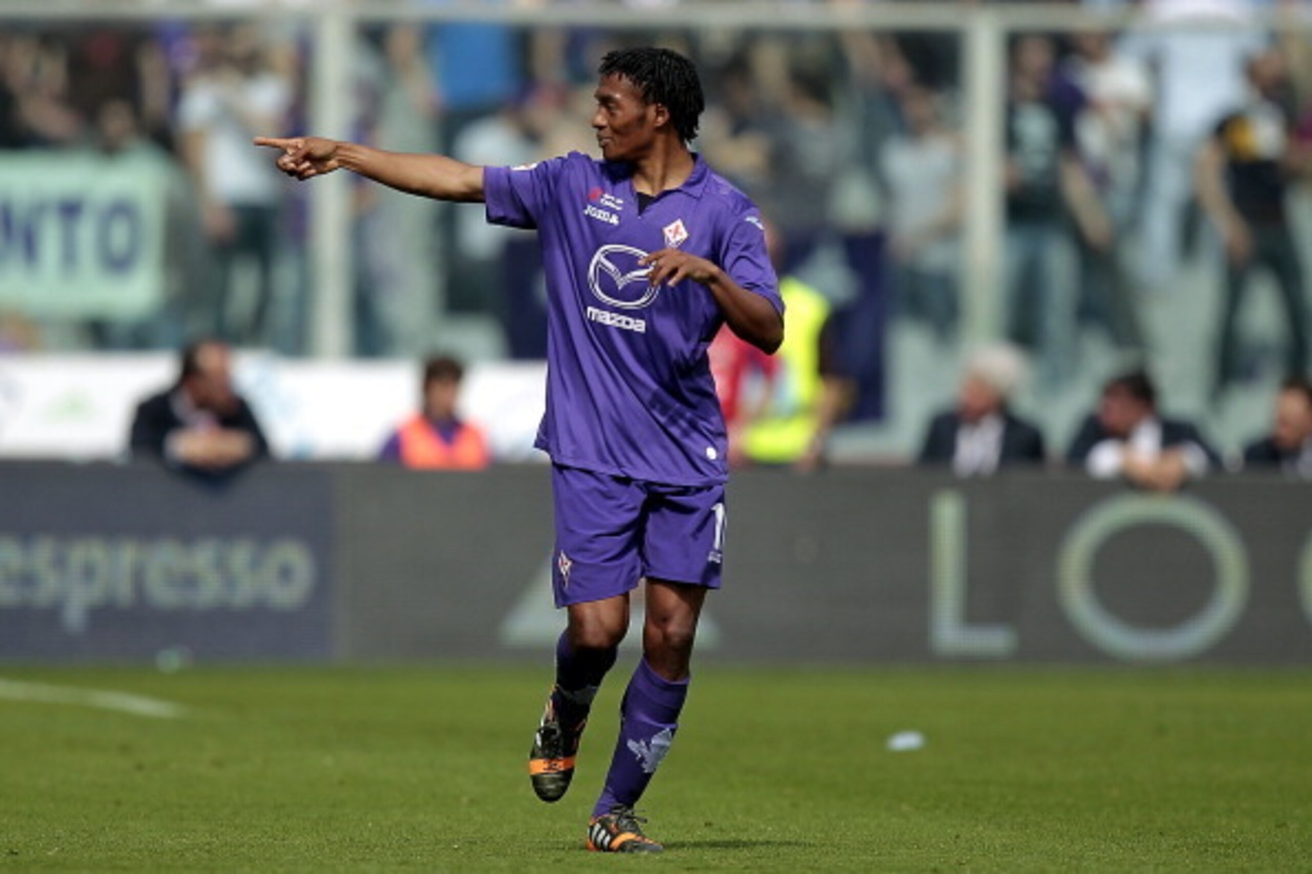 FLORENCE, ITALY - APRIL 06: Guillermo Cuadrado of ACF Fiorentina celebrates after scoring a goal during the Serie A match between ACF Fiorentina and Udinese Calcio at Stadio Artemio Franchi on April 6, 2014 in Florence, Italy.  (Photo by Gabriele Maltinti