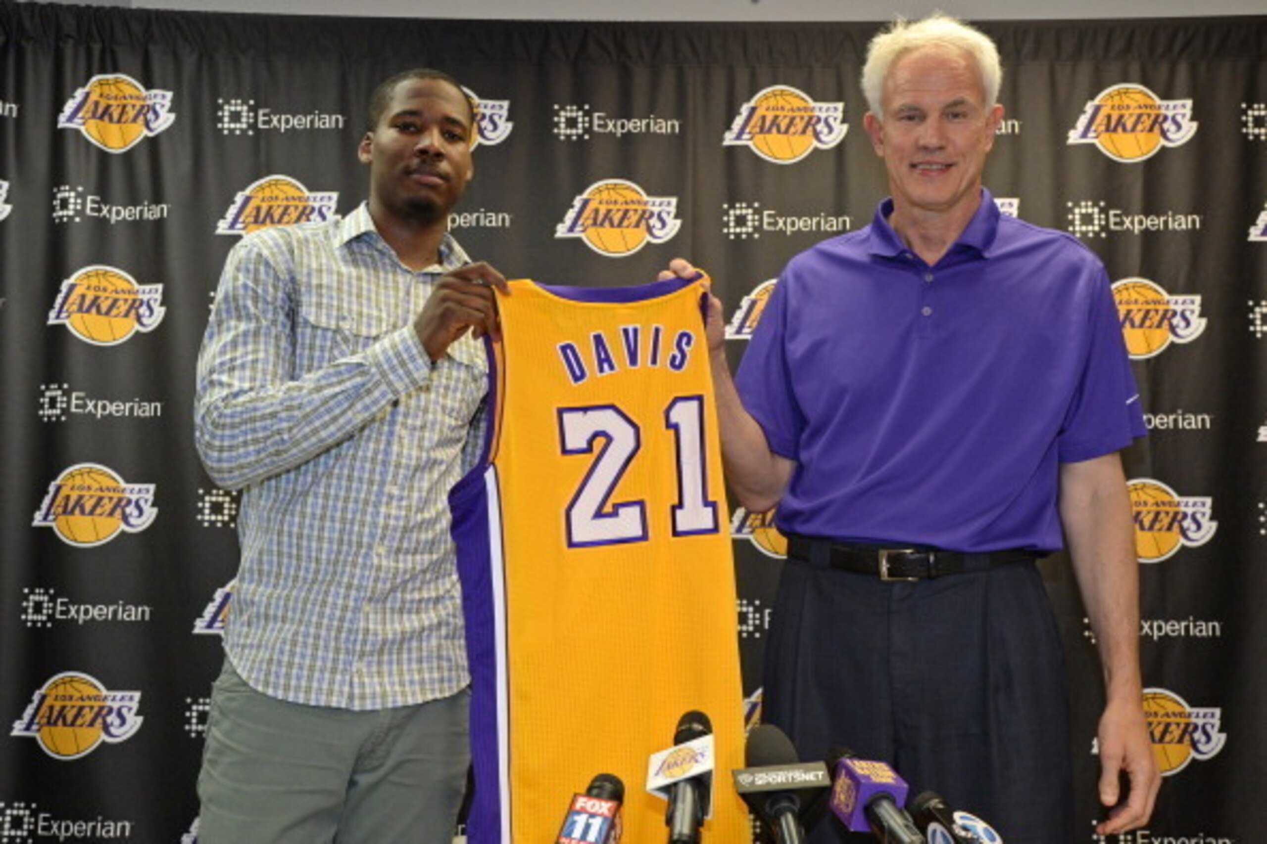 EL SEGUNDO, CA - JULY 23: Ed Davis #21 and Mitch Kupchak of the Los Angeles Lakers pose for a photo during a press conference on July 23, 2014 at the Toyota Sports Center in El Segundo, California.  NOTE TO USER: User expressly acknowledges and agrees tha