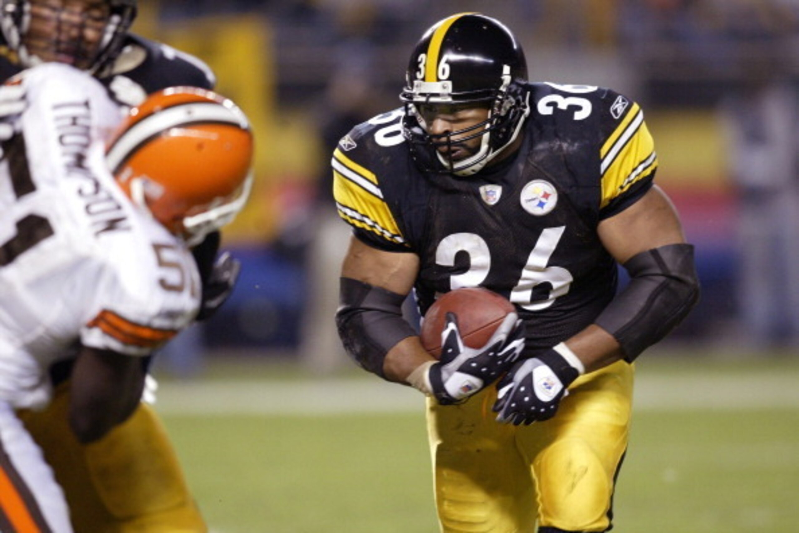 Pittsburgh Steelers Jerome Bettis runs in for a one-yard score against the Cleveland Browns at Heinz Field in Pittsburgh, Pennsylvania on November 13, 2005. (Photo by Sean Brady/NFLPhotoLibrary)