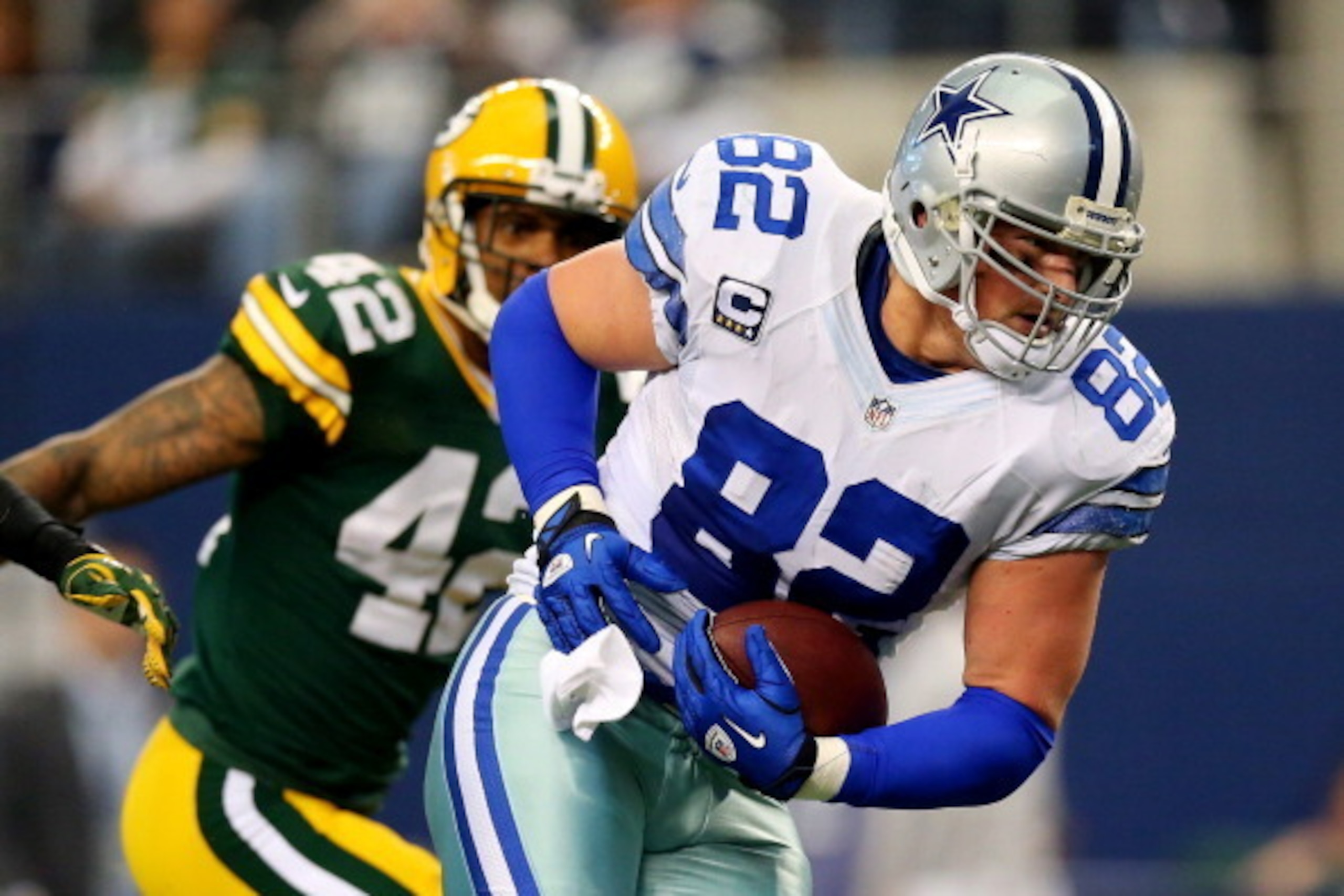 ARLINGTON, TX - DECEMBER 15: Tight end Jason Witten #82 of the Dallas Cowboys catches a touchdown in the first quarter against the Green Bay Packers during a game at AT&T Stadium on December 15, 2013 in Arlington, Texas.  (Photo by Ronald Martinez/Getty I