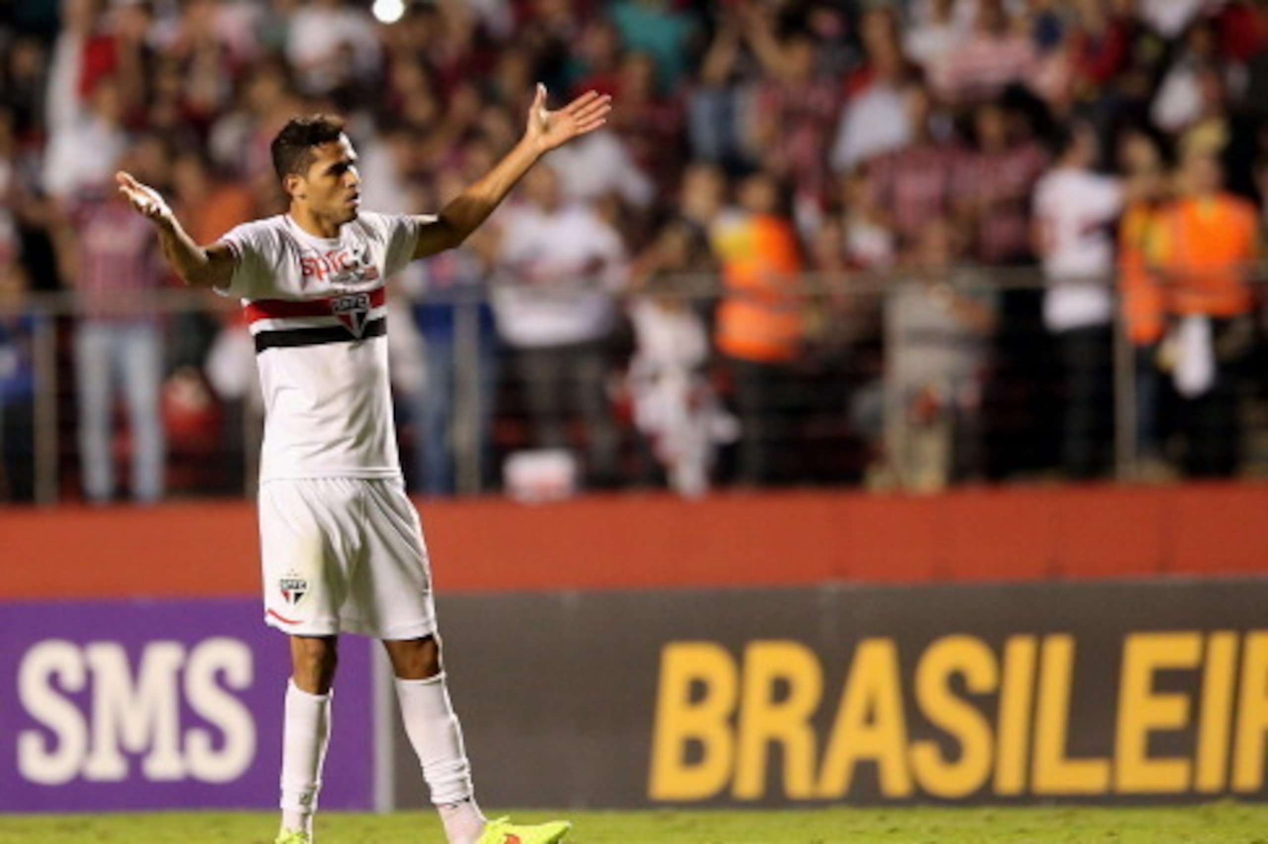 SAO PAULO, BRAZIL - AUGUST 02: Alan Kardec of Sao Paulo celebrates scoring the first goal during the match between Sao Paulo and Criciuma for the Brazilian Series A 2014 at Estadio do Morumbi on August 2, 2014 in Sao Paulo, Brazil. (Photo by Friedemann Vo